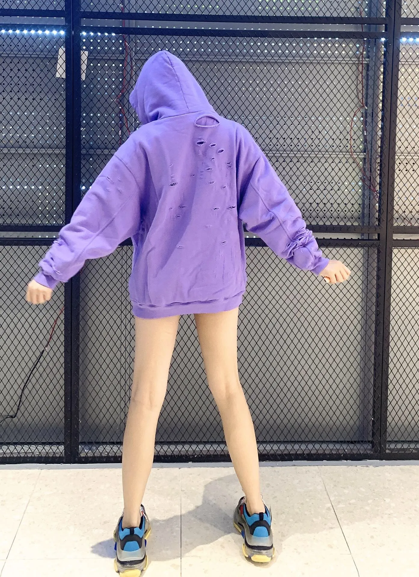 ♻️💯Reference model picture for the upper body❤️The top tested version BALENCIAGA Balenciaga basic cracked sweatshirt and hoodie for male and female couples stars can be said to be the most popular item, and it has been popular on Xiaohongshu, Dewu and other major self-media e-commerce platforms. Heavy industrial craftsmanship tests the skills of lathes and printing techniques. Huge cost! Fabric: The outer fabric is made of 460g pure cotton fish scale terry fabric + the inner liner is 260g combed cotton. The weight of the ready-made garment exceeds 1kg, which can ❗️100%❗️ restore the drape of zp. The cost of fabric is over one hundred yuan. Washing process: After making the garment, the holes are polished by hand, and then washed to make it look old. The process is extremely complicated! There are more than 200 holes in the entire dress. The collar, cuffs, and hem are torn by hand (with pliers) rather than frayed. This is a more important detail.  Thread: dyed in the same vat with no color difference. Printing: made of special cracked material to achieve the ultimate in breathability and aesthetics! Just like the patterns on a turtle’s back, each one is different!  Accessories: Complete set of customized accessories + Sydney paper Size: XS-L (maximum wear: 230 catties) Color: blue black white purple red cyan P: 570
