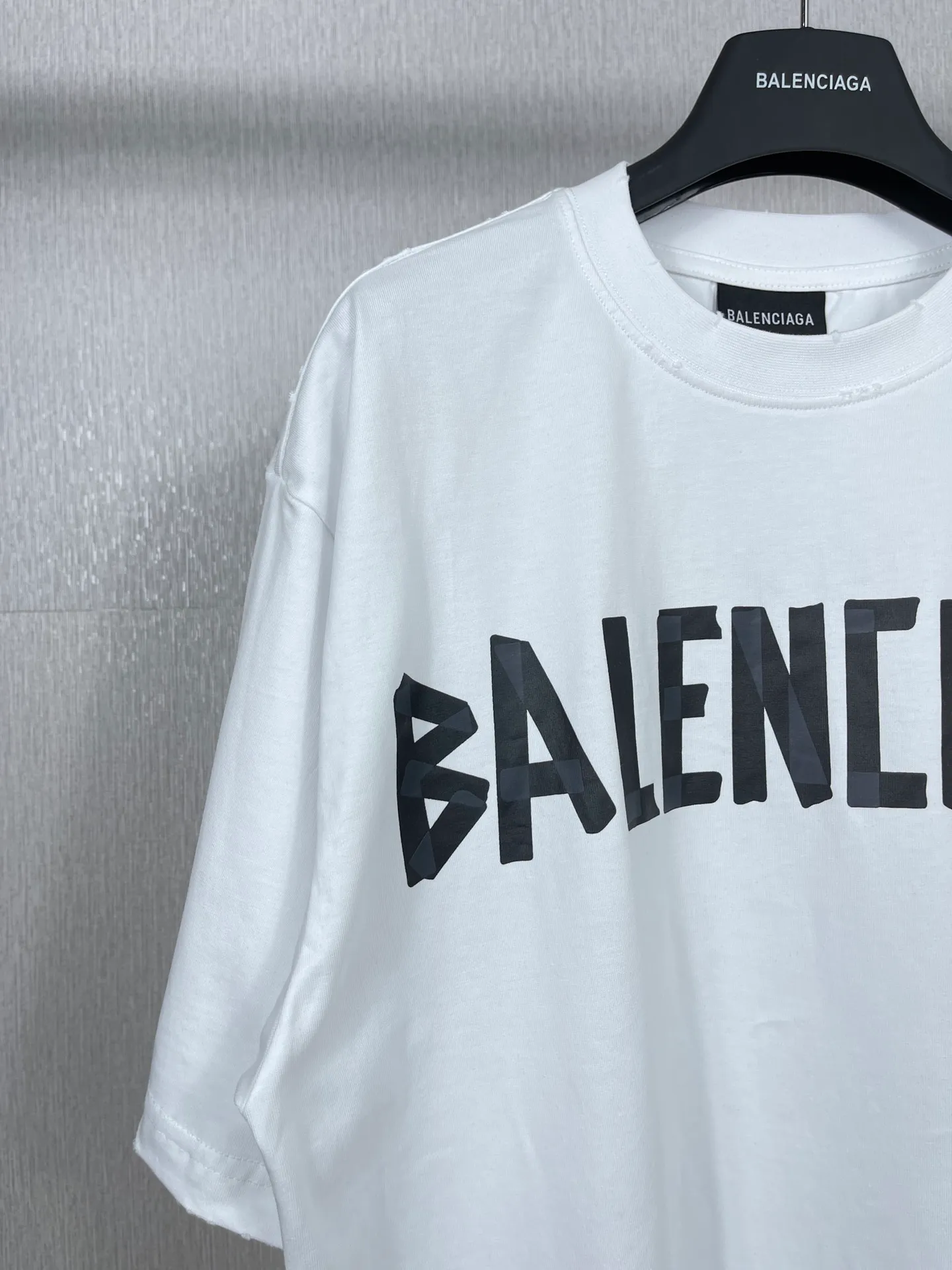 🅿️194 Real photos [Top version. Official website quality] BALENCI*GA/Paris. 23ss latest classic model. Tape pulp printing. Ready-to-wear washed and worn short-sleeved T-shirt. Brick cabinet synchronization. The fabric is made of Paris ZP custom-woven and dyed 100% cotton double yarn compact cotton. The weight is 260 grams, the cloth surface is clean. The cloth pattern is clear, soft and comfortable, and the thread is dyed with no color difference. The classic pattern is printed with environmentally friendly imported materials, and the tape pattern is glued. The letters are clear and the effect is three-dimensional. Restored brick cabinet. The garments were washed and aged, and polished by many hands. Produced by ultra-heavy craftsmanship, the market currency is very different, welcome to compare.                                 Note⚠️ZP is made of iron gray garments that are washed and distressed. Pay attention to the big difference! Welcome to compare! The version adopts OS loose shoulder version. The same style for men and women. Code: BL223089 Color: iron gray, white, fluorescent green, gray blue, coffee color, fog blue, beige gray, burgundy, green, floral gray Size: XS S M L