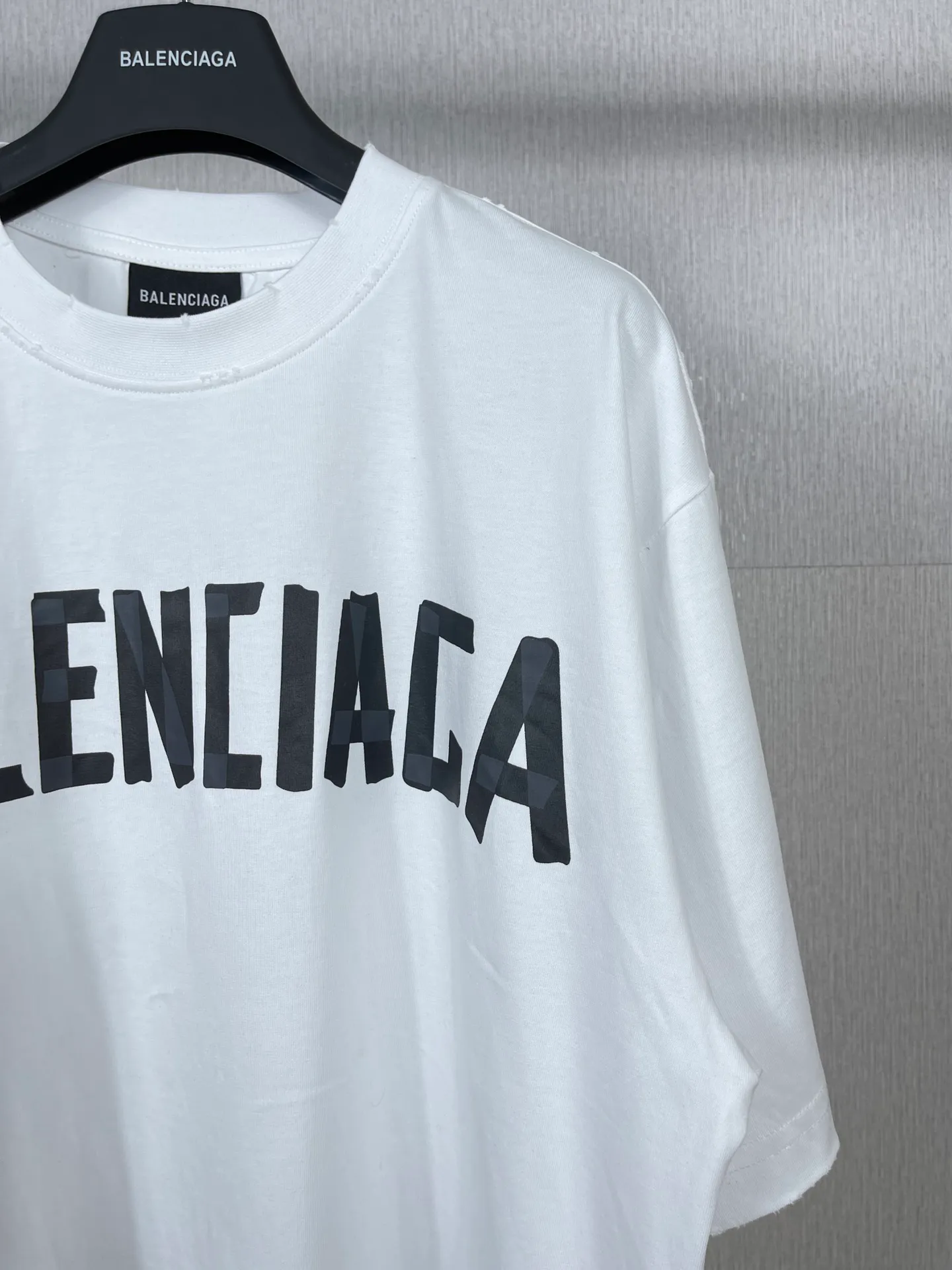 🅿️194 Real photos [Top version. Official website quality] BALENCI*GA/Paris. 23ss latest classic model. Tape pulp printing. Ready-to-wear washed and worn short-sleeved T-shirt. Brick cabinet synchronization. The fabric is made of Paris ZP custom-woven and dyed 100% cotton double yarn compact cotton. The weight is 260 grams, the cloth surface is clean. The cloth pattern is clear, soft and comfortable, and the thread is dyed with no color difference. The classic pattern is printed with environmentally friendly imported materials, and the tape pattern is glued. The letters are clear and the effect is three-dimensional. Restored brick cabinet. The garments were washed and aged, and polished by many hands. Produced by ultra-heavy craftsmanship, the market currency is very different, welcome to compare.                                 Note⚠️ZP is made of iron gray garments that are washed and distressed. Pay attention to the big difference! Welcome to compare! The version adopts OS loose shoulder version. The same style for men and women. Code: BL223089 Color: iron gray, white, fluorescent green, gray blue, coffee color, fog blue, beige gray, burgundy, green, floral gray Size: XS S M L