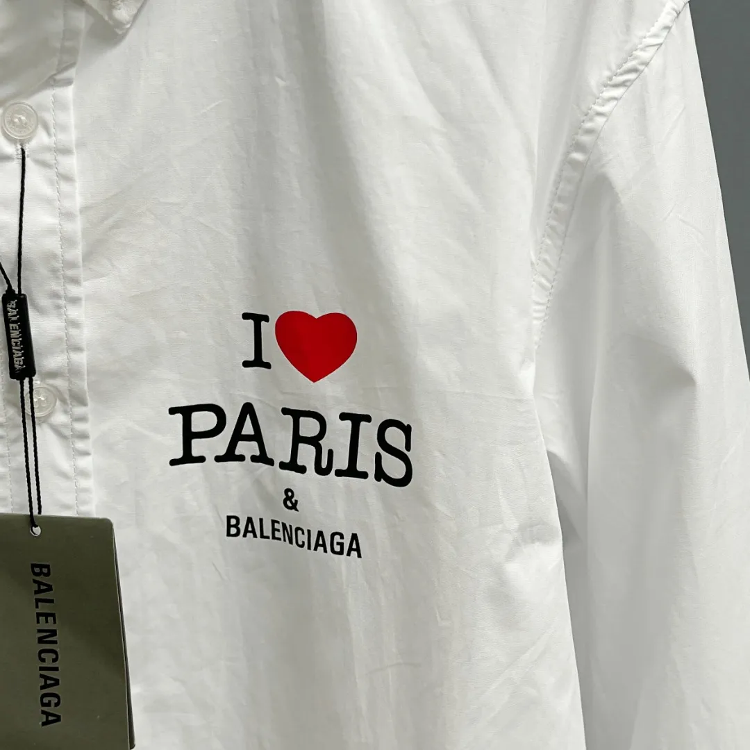 🅿️220 BALENCIAGA/Balenciaga early autumn thick plate printed shirt, customized classic 40-count plain weave imitation Tencel Paris shirt fabric, loose version, three-dimensional upper body, smooth and natural lines, from shoulder line to waist line to hem, smooth transition of lines, no unnecessary folds or accumulation, neat and stretchy as a whole, customized Paris logo engraved buttons, with Paris letters on the chest and large-area printing of love hearts on the back, the effect is three-dimensional, the printing completely fits the fabric There will be no problems such as color fading, peeling off, etc. Size: S M L XL
