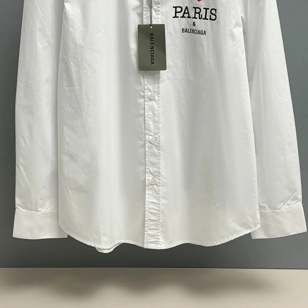 🅿️220 BALENCIAGA/Balenciaga early autumn thick plate printed shirt, customized classic 40-count plain weave imitation Tencel Paris shirt fabric, loose version, three-dimensional upper body, smooth and natural lines, from shoulder line to waist line to hem, smooth transition of lines, no unnecessary folds or accumulation, neat and stretchy as a whole, customized Paris logo engraved buttons, with Paris letters on the chest and large-area printing of love hearts on the back, the effect is three-dimensional, the printing completely fits the fabric There will be no problems such as color fading, peeling off, etc. Size: S M L XL