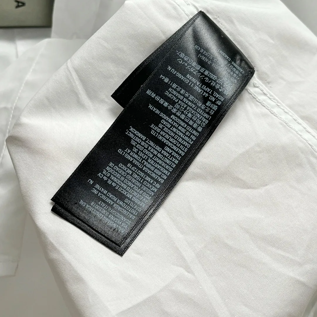 🅿️220 BALENCIAGA/Balenciaga early autumn thick plate printed shirt, customized classic 40-count plain weave imitation Tencel Paris shirt fabric, loose version, three-dimensional upper body, smooth and natural lines, from shoulder line to waist line to hem, smooth transition of lines, no unnecessary folds or accumulation, neat and stretchy as a whole, customized Paris logo engraved buttons, with Paris letters on the chest and large-area printing of love hearts on the back, the effect is three-dimensional, the printing completely fits the fabric There will be no problems such as color fading, peeling off, etc. Size: S M L XL