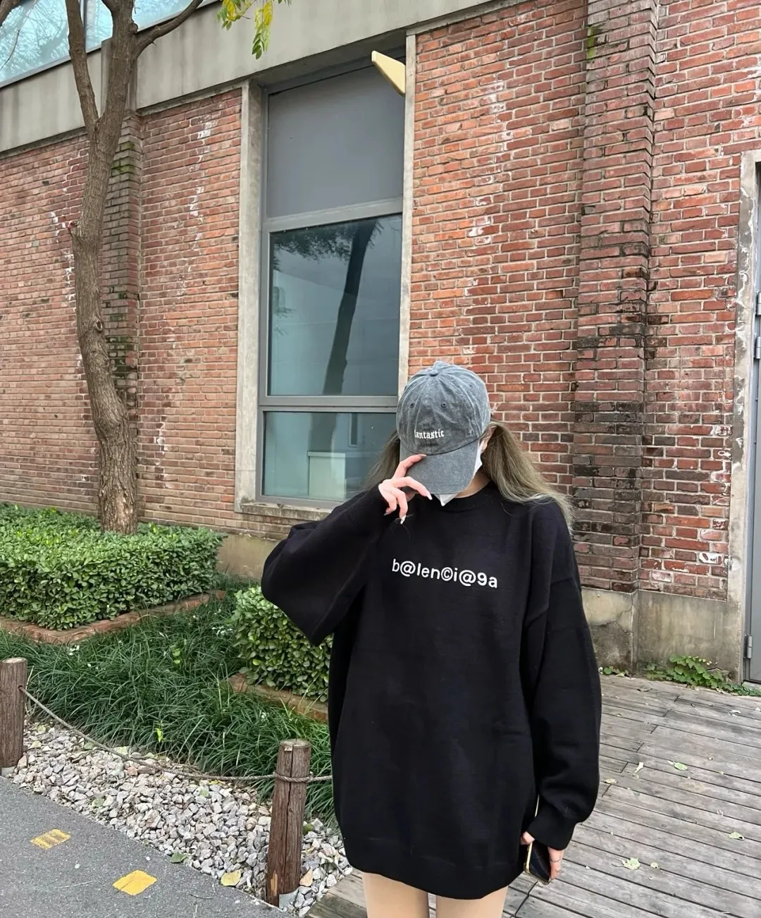 ♻️💯Reference model picture for the upper body❤️The top tested version of Balenciaga mailbox logo pure cotton loose-fitting autumn and winter hoodie for men and women couples. A simple basic sweatshirt. A simple sweatshirt that you can fall in love with at first glance. The Blcg mailbox logo on the chest is simple and beautiful. It is operated by an imported elliptical machine, with no burrs and neat alignment! The fabric is made of 480g pure cotton fabric, which is different from the low-end version. The color is also super beautiful. You must get this one! ! ! ! !  Color: black, white, fog blue, khaki, lake green Size: XS-L P:450