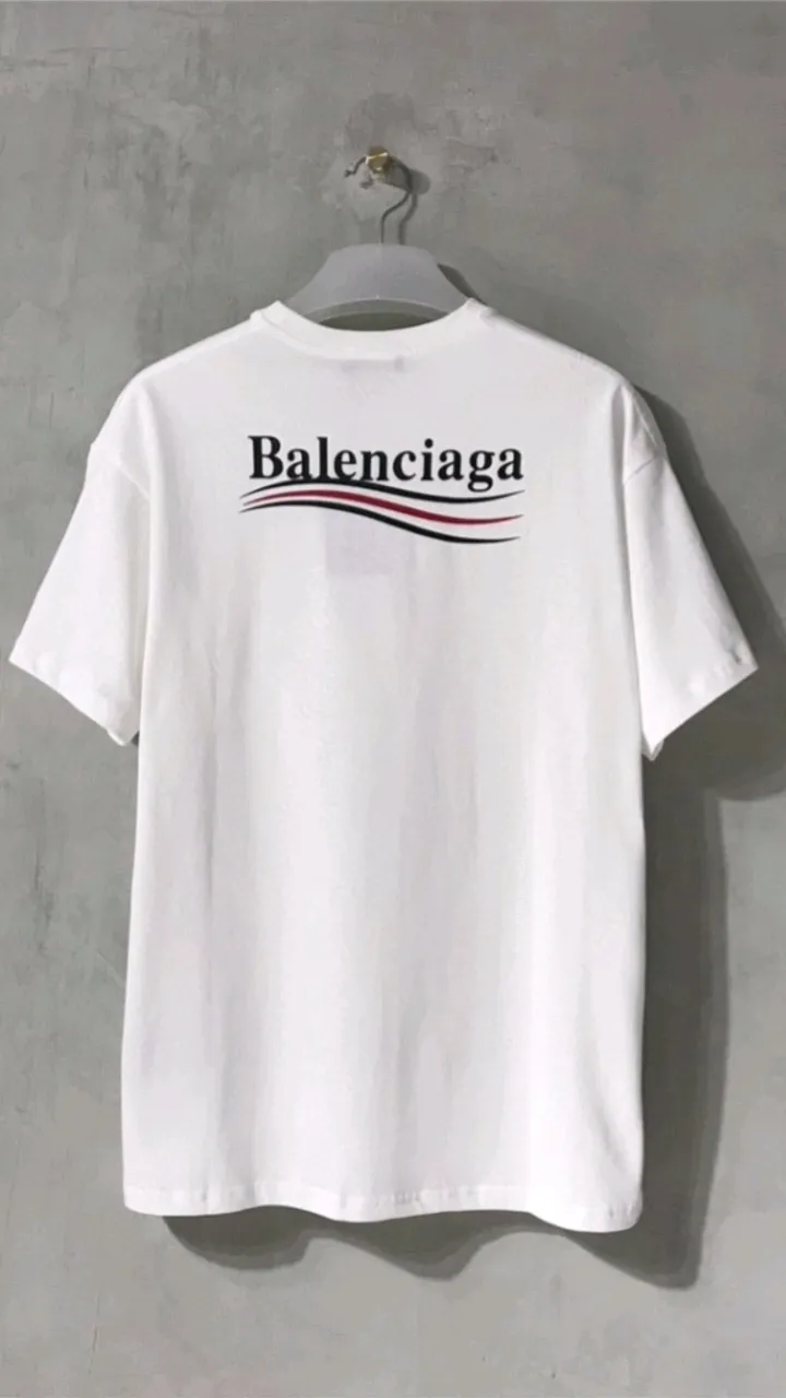 Actual video shot——[Top tested version] Balenciaga Classic Loose Unisex Pure Cotton Short Sleeves by Balenciaga. Customized fabrics and printed accessories details are reproduced one to one. It is made of 280g cotton fabric with 32 count fine double cotton yarn plain weave, and the fabric surface is treated with dust-free woolen craftsmanship. The shoulder and chain seams are made of 0.8cm bundled strips inside, and the double chain stitching on the machine side is made of pure cotton. Here’s why I’m dozens of yuan more expensive than others: 1. Each model is produced by the company. The detailed workmanship and fabrics are consistent with the genuine ones. There is no color difference between the ones at the counters. Guaranteed no color difference. Replicas are not scary. Who is fake is embarrassed. It’s not shameful to make a replica, it’s shameful if you can’t buy the correct version if you make a replica. All of my series can be found in all major places and will be absolutely stunning!  2. The fabric is made of 280g Paris-specific double yarn. No one can make better fabrics than mine. There is really no way to compare with the ordinary version on the market. Respect it. It is authentic and costs thousands of dollars. Don’t go for the quality of street stalls. 3. The workmanship has been restored in all aspects. The packaging has been restored in all aspects. 4. I guarantee here that this is the highest quality you can find. Size: XS-L Color: White P:240