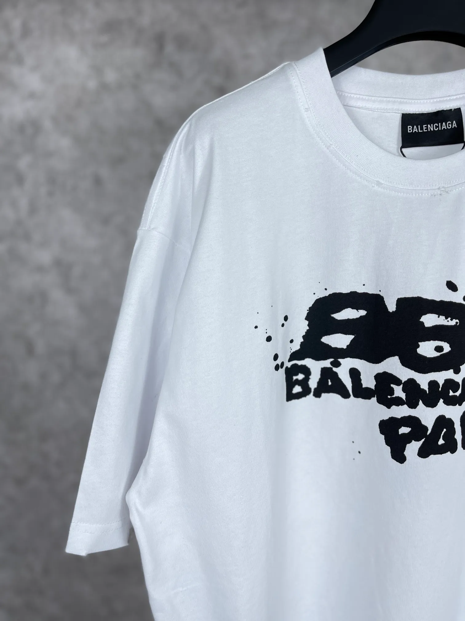 🅿️166 real photos [Top version. Official website quality] BALENCI*GA/Paris BALENCI*GA#BB hand-painted graffiti short-sleeved T-shirt. 2023 spring and summer new product. Brick cabinet synchronization. The fabric is made of Paris ZP custom-woven and dyed 100% cotton double yarn compact cotton. The weight is 260 grams, the cloth surface is clean. The cloth pattern is clear. Soft and comfortable. Good color fastness. Not easy to change color. The threads are woven and dyed with no color difference. The printing uses a circular machine to imitate hand-painted effects. No burrs. The color follows the original board. The brick cabinet is restored. The version adopts the OS loose shoulder version. Same style for men and women. Coding: BL223001 Color: black, white, gray blue, pink Size: XS S M L