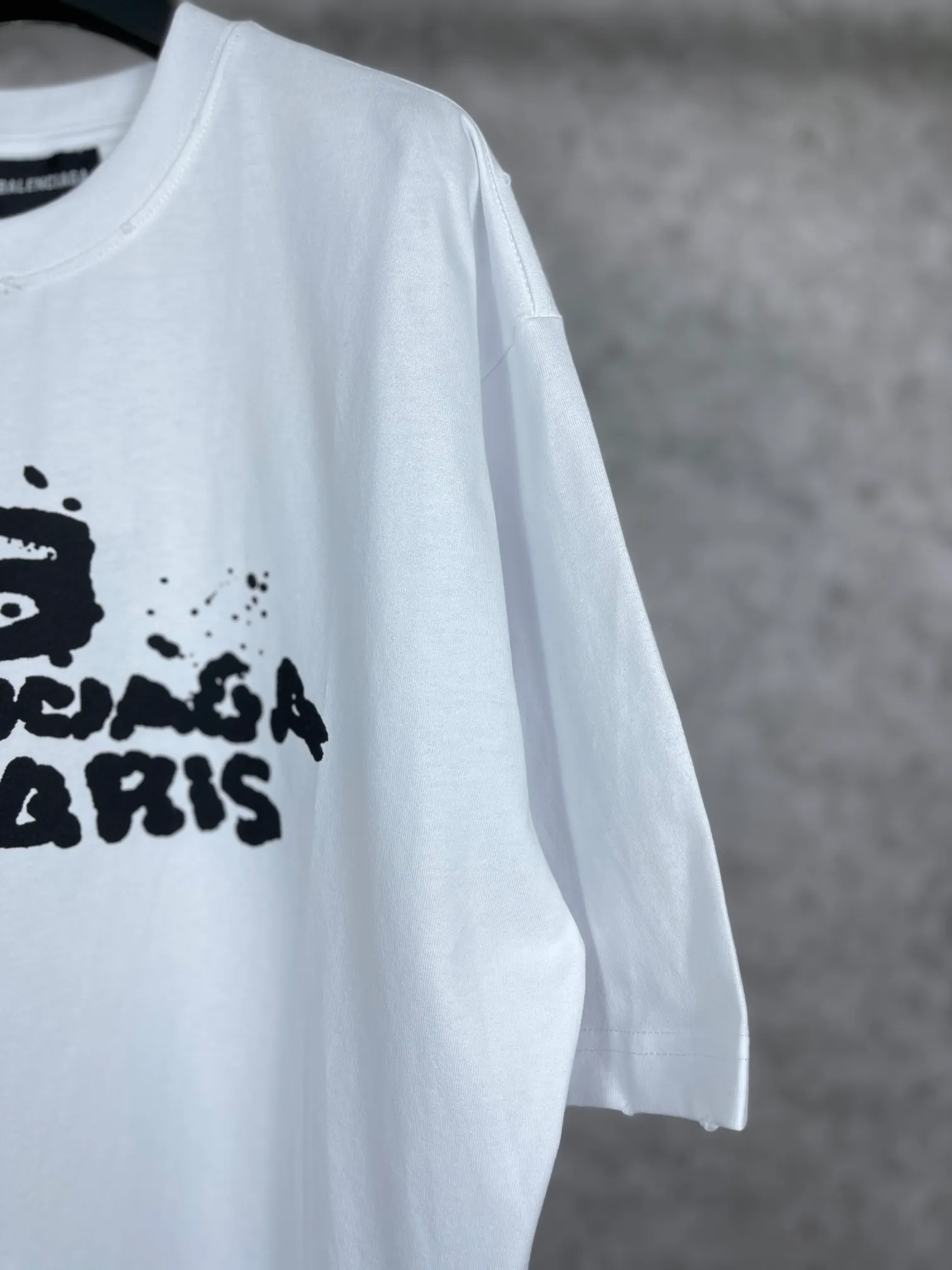 🅿️166 real photos [Top version. Official website quality] BALENCI*GA/Paris BALENCI*GA#BB hand-painted graffiti short-sleeved T-shirt. 2023 spring and summer new product. Brick cabinet synchronization. The fabric is made of Paris ZP custom-woven and dyed 100% cotton double yarn compact cotton. The weight is 260 grams, the cloth surface is clean. The cloth pattern is clear. Soft and comfortable. Good color fastness. Not easy to change color. The threads are woven and dyed with no color difference. The printing uses a circular machine to imitate hand-painted effects. No burrs. The color follows the original board. The brick cabinet is restored. The version adopts the OS loose shoulder version. Same style for men and women. Coding: BL223001 Color: black, white, gray blue, pink Size: XS S M L