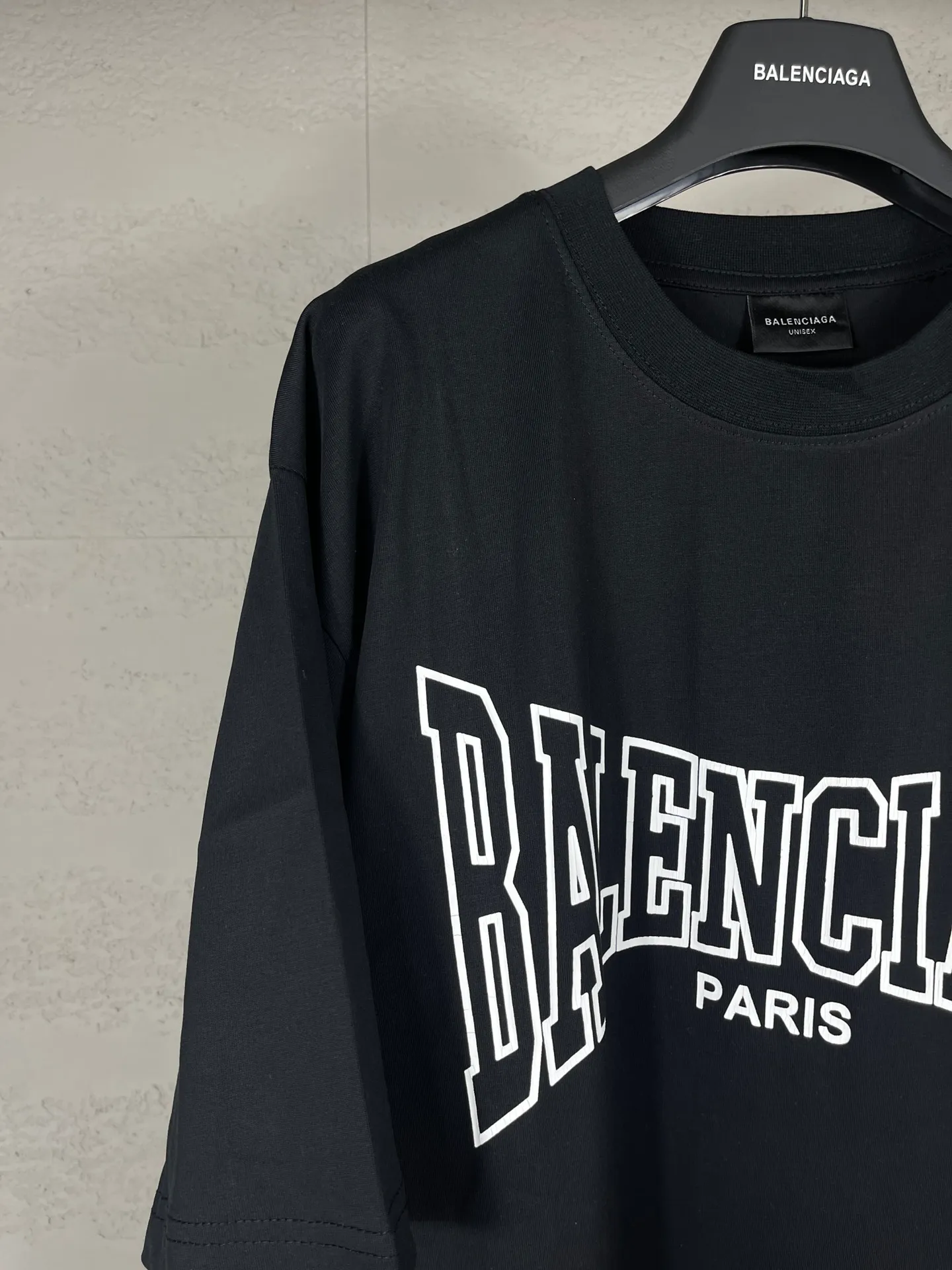 🅿️180 real photos [Top version. Official website quality] BALENCI*GA/Paris. SS25 latest style, classic LOGO art crack print short-sleeved T-shirt. Brick cabinet synchronization. Genuine product developed in the first time, happy to print and compare! The fabric is made of Paris ZP custom-woven and dyed cotton double yarn. Weighing 260 grams, the cloth surface is clean. The cloth pattern is clear, soft and comfortable. The threads are dyed with no color difference. The printing uses environmentally friendly imported crack printing materials. The letters are clear and the effect is three-dimensional. The version adopts OS loose shoulder design. Same style for men and women. Code: BL223608 Color: black, floral gray Size: XS S M L