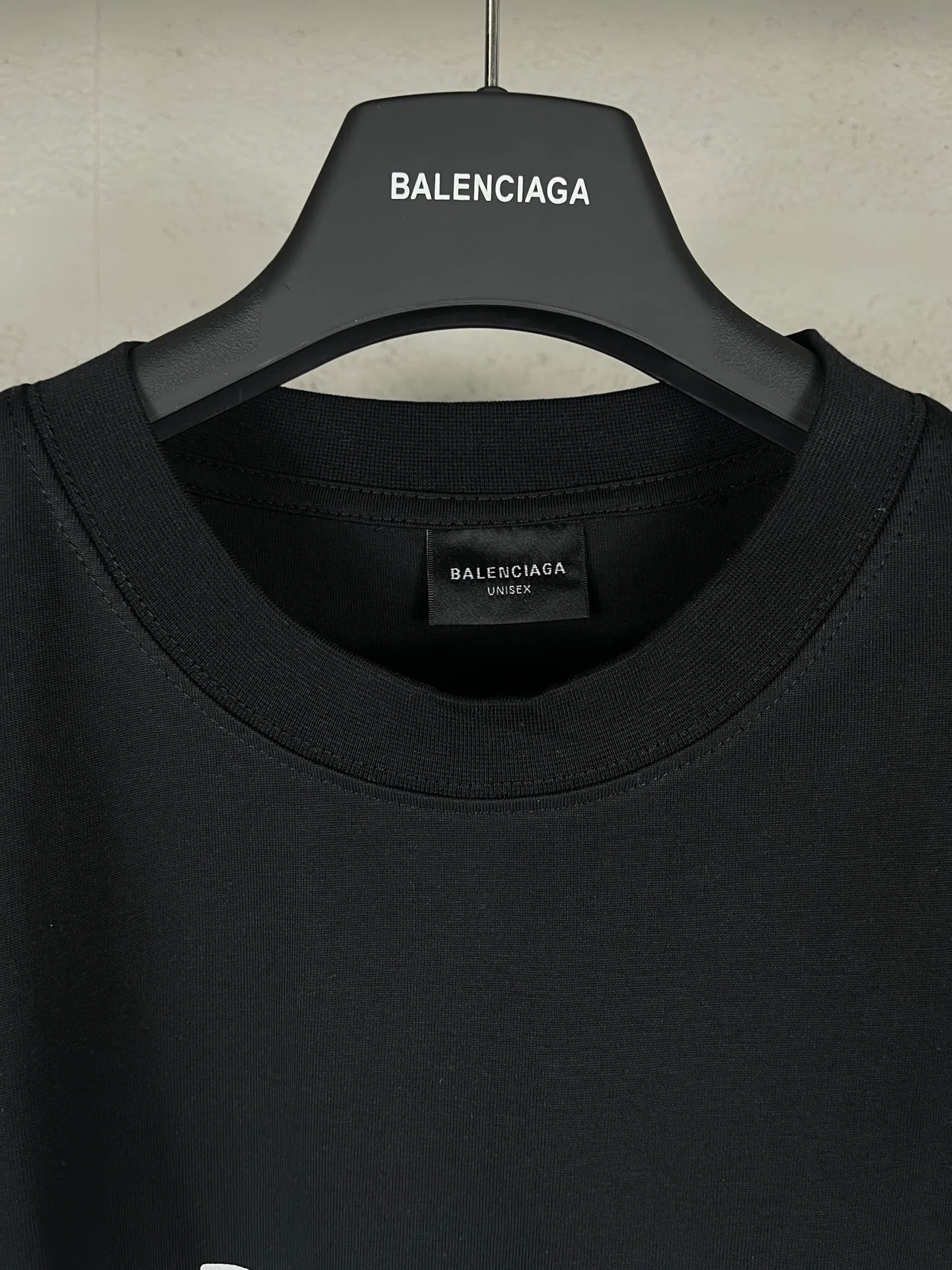 🅿️180 real photos [Top version. Official website quality] BALENCI*GA/Paris. SS25 latest style, classic LOGO art crack print short-sleeved T-shirt. Brick cabinet synchronization. Genuine product developed in the first time, happy to print and compare! The fabric is made of Paris ZP custom-woven and dyed cotton double yarn. Weighing 260 grams, the cloth surface is clean. The cloth pattern is clear, soft and comfortable. The threads are dyed with no color difference. The printing uses environmentally friendly imported crack printing materials. The letters are clear and the effect is three-dimensional. The version adopts OS loose shoulder design. Same style for men and women. Code: BL223608 Color: black, floral gray Size: XS S M L