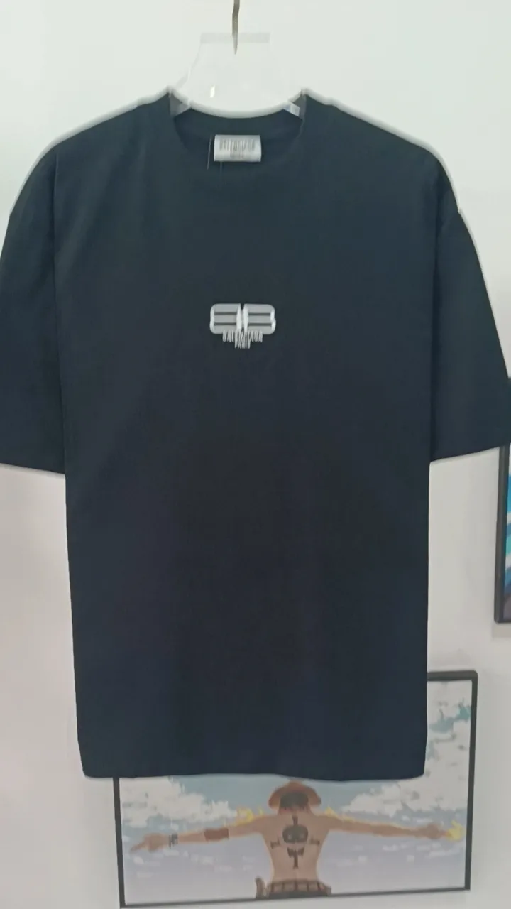 Frontal real shot video————The top tested version of Balenciaga/Balenciaga 2023ss spring new BB lock letter embroidered round neck pullover T-shirt. The appearance of B’s single product is of course outstanding. It will definitely attract attention when paired with a couple’s style! Fashionable, relaxed and stylish, the atmosphere suddenly fills up~ It is made of 280g double-ply double-yarn plain cotton loose fabric. Good fabrics give us the intuitive feeling that they are high-end, comfortable, soft, delicate and sinewy. Even if you don’t understand fabrics, the touch can give you a new feeling! The design is also really eye-catching. The co-branded print makes the overall look simple and elegant, high-end and fashionable ~ The BB lock letter embroidery design on the chest breaks the boring and boring design of previous years and makes it more youthful and fashionable, adding a trendy style that keeps pace with the times! An item with obvious high street style, OS loose fit cutting design, and the upper body is very durable. This short-sleeved shirt can definitely add a lot of color to your outfit, and also provide you with more charm and temptation in your daily life. Size: XS-L Color: black, off-white P:240