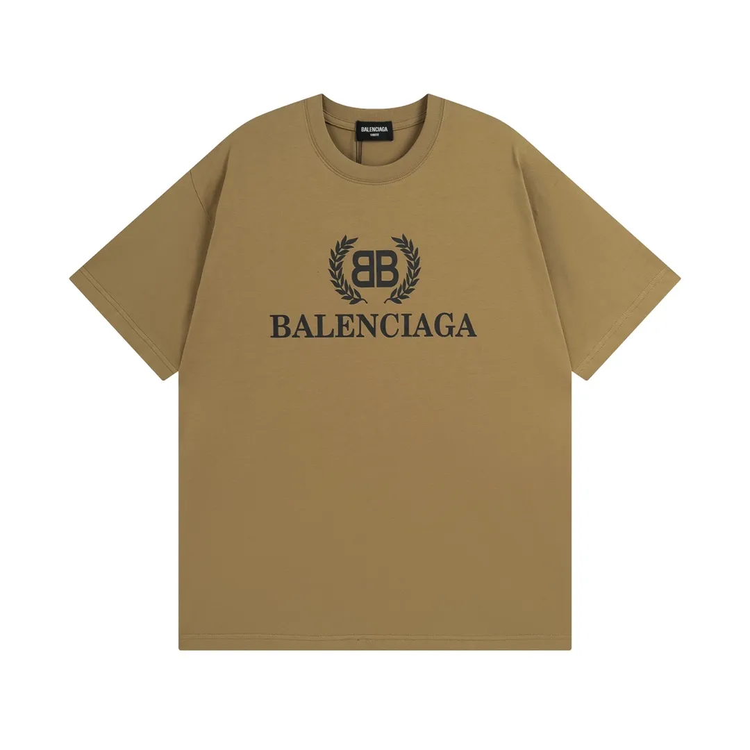 🅿️180 Detail Picture [Top version. Official website quality] BALENCI*GA/Paris. Wheat ear printed short-sleeved T-shirt. Brick cabinet synchronization. The fabric is made of Paris ZP custom-woven and dyed 100% cotton double yarn compact cotton. The weight is 260 grams, the cloth surface is clean. The cloth pattern is clear, soft and comfortable. The threads are dyed with no color difference. The classic pattern is printed with environmentally friendly imported materials, straight crack glue and precision printing screen. The letters are clear and the effect is three-dimensional, restoring the brick cabinet. It is not the same as the market currency, welcome to compare. The version adopts OS loose shoulder design. Same style for men and women. Code: BL223080 Color: black, white, khaki Size: XS to L