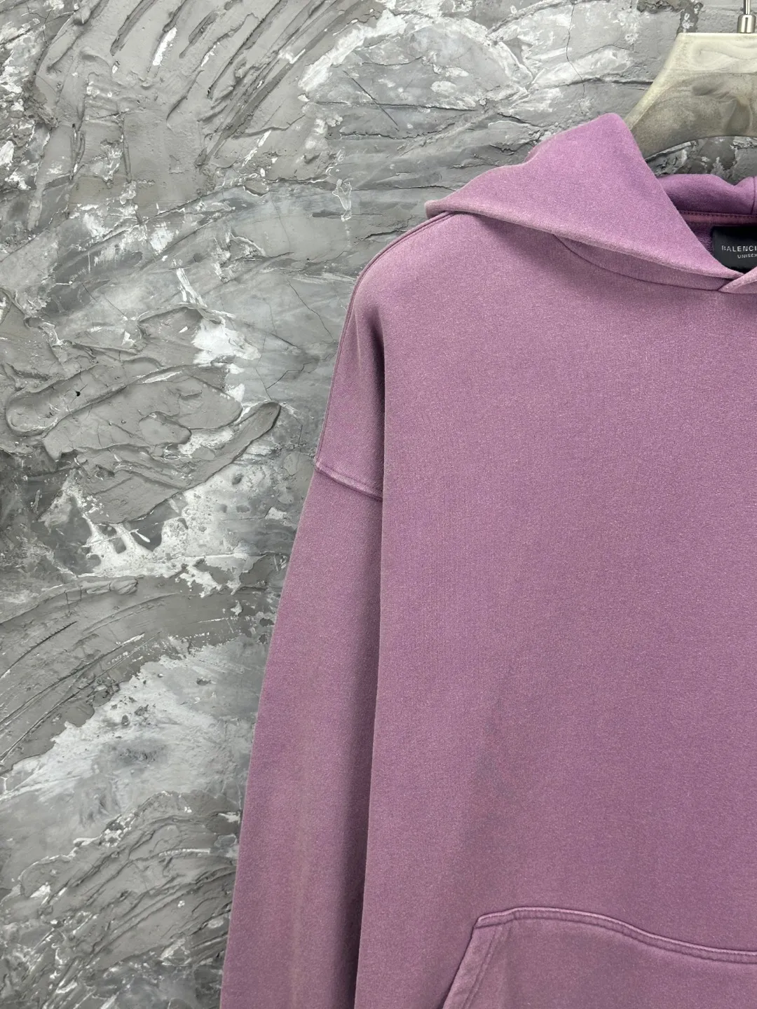 🅿️370 - BALENCI*GA Paris classic cola print split hooded long-sleeved sweatshirt. The front pattern is made of environmentally friendly imported rubber paddle split printing. The ready-made garments are sprayed with horse wash to make them old. The letters are clear. The effect is three-dimensional. Exclusively pattern-woven and dyed 460g fabric. Threads are dyed in the same vat with zero color difference. Brick cabinet synchronization. Welcome to compare. Same style for men and women -Color: washed purple -SIZE: Xs S M L Style number 8968#