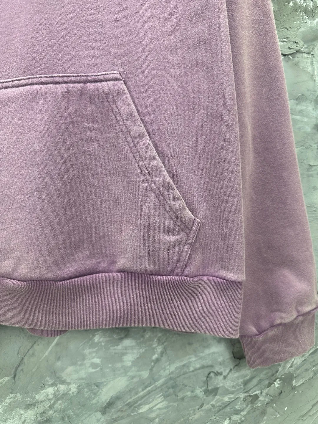 🅿️370 - BALENCI*GA Paris classic cola print split hooded long-sleeved sweatshirt. The front pattern is made of environmentally friendly imported rubber paddle split printing. The ready-made garments are sprayed with horse wash to make them old. The letters are clear. The effect is three-dimensional. Exclusively pattern-woven and dyed 460g fabric. Threads are dyed in the same vat with zero color difference. Brick cabinet synchronization. Welcome to compare. Same style for men and women -Color: washed purple -SIZE: Xs S M L Style number 8968#