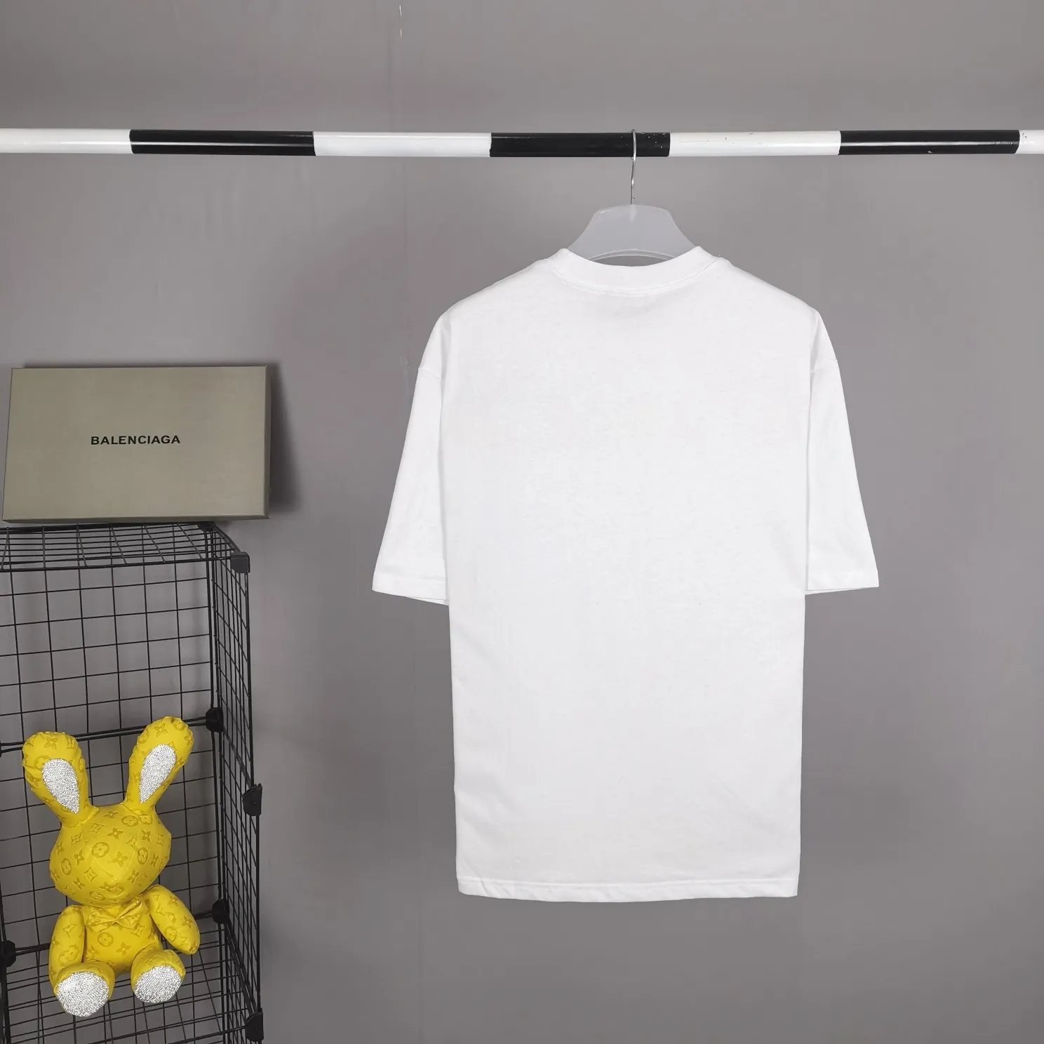 The top tested version of Balenciaga mailbox letter logo pure cotton loose-fitting trendy brand short sleeves for men and women. A simple basic T. A simple short sleeve that you can fall in love with at first glance. The Blcg mailbox logo on the chest is simple and beautiful. It is operated by an imported elliptical machine, without burrs and neatly aligned! The fabric is made of 260g double-ply double-yarn plain cotton fabric, which is different from the low-end version. The color is also super beautiful. It’s the best price! ! ! ! !  Color: black, white, fog blue, khaki, lake green Size: XS-L P:240