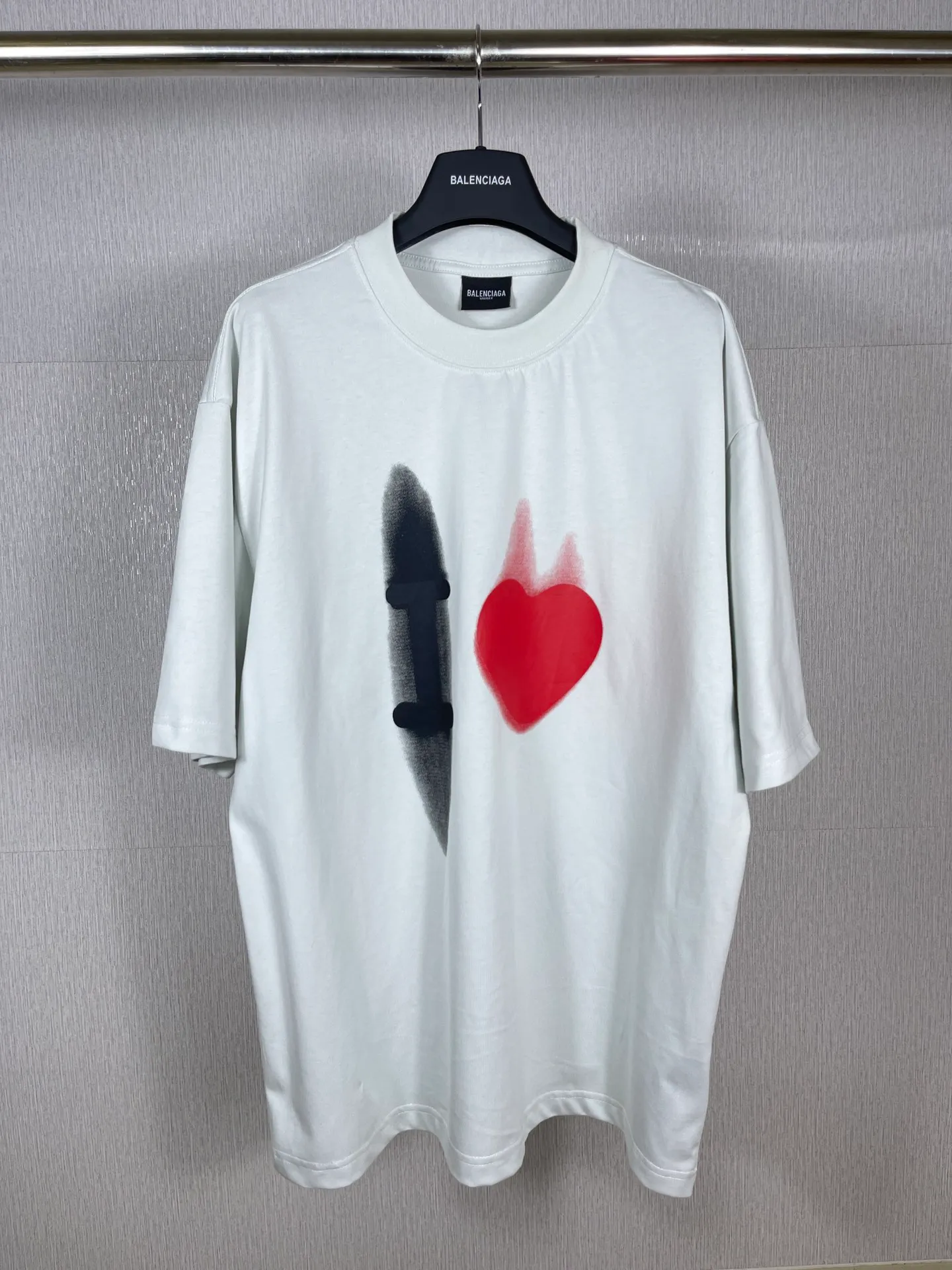 🅿️180 real photos [Top version. Official website quality] BALENCI*GA/Paris BALENCI*GA#520. Limited to the latest model, 520 love. Short-sleeved T-shirt with embroidered LOGO on the neck. Brick cabinet synchronization. The fabric is made of Paris ZP custom-woven and dyed 100% cotton double yarn compact cotton. The weight is 260 grams. The cloth surface is clean. The cloth pattern is clear. Soft and comfortable. Good color fastness. Not easy to change color. The threads are woven and dyed with no color difference. The printing uses computer direct printing, and the rib embroidery on the back collar has a three-dimensional effect. The version adopts the OS loose shoulder style. Same style for men and women. Code: BL223105 Color: black, off-white, pink Size: XS to L