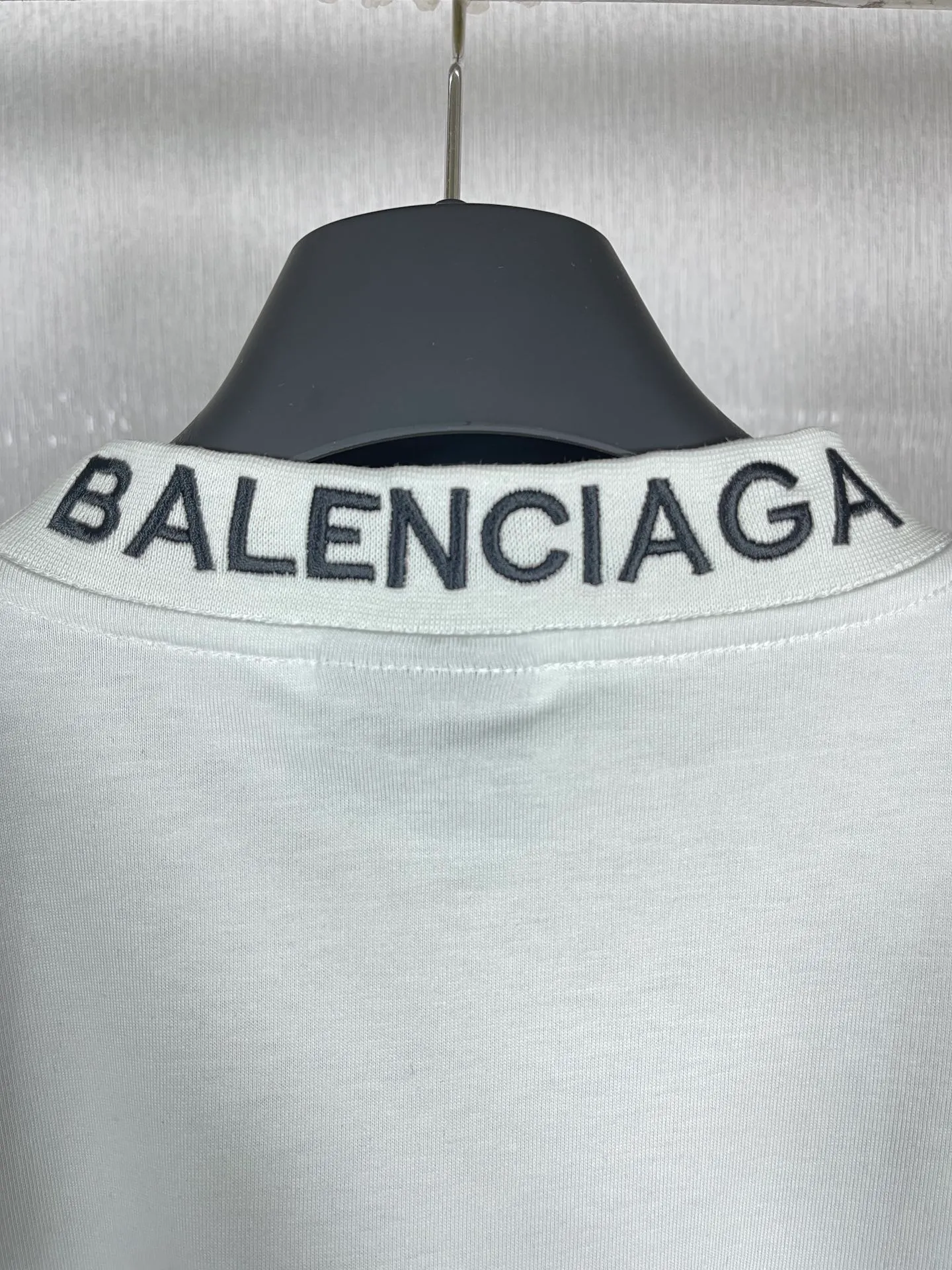 🅿️180 real photos [Top version. Official website quality] BALENCI*GA/Paris BALENCI*GA#520. Limited to the latest model, 520 love. Short-sleeved T-shirt with embroidered LOGO on the neck. Brick cabinet synchronization. The fabric is made of Paris ZP custom-woven and dyed 100% cotton double yarn compact cotton. The weight is 260 grams. The cloth surface is clean. The cloth pattern is clear. Soft and comfortable. Good color fastness. Not easy to change color. The threads are woven and dyed with no color difference. The printing uses computer direct printing, and the rib embroidery on the back collar has a three-dimensional effect. The version adopts the OS loose shoulder style. Same style for men and women. Code: BL223105 Color: black, off-white, pink Size: XS to L