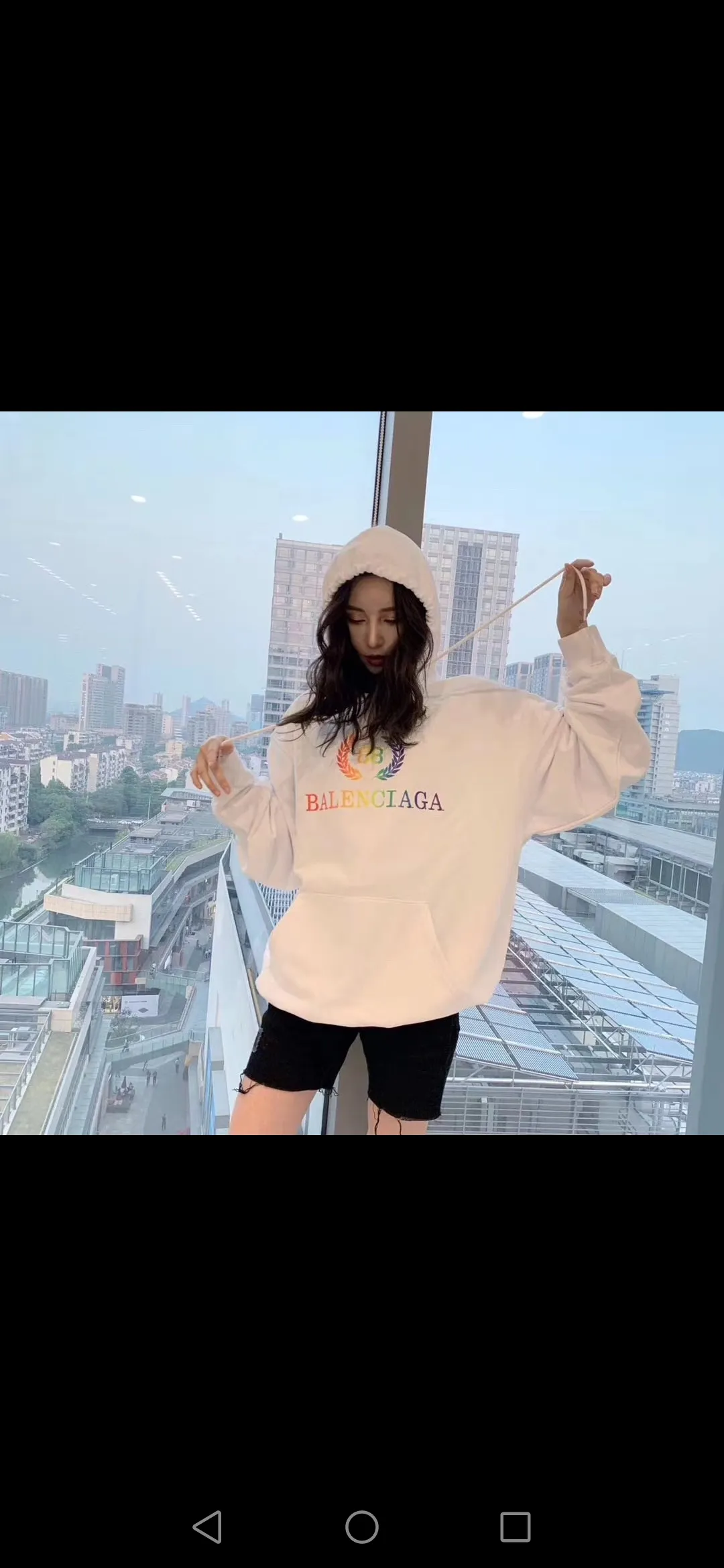 ♻️💯Reference model picture for the upper body❤️Examined Balenciag rainbow🌈 embroidered gradient wheat sweatshirt. The surface is first covered with water-soluble cloth. White cotton yarn is used as the embroidery base, and then digitally printed on the embroidery. The high-density 10,000-needle embroidery blends with the brightness and saturation of the color of the letters. After the washing process, the water-soluble cloth is washed and the rainbow effect is finally presented. The process is very complicated and the scrap rate is as high as 30%. Thread fabric Out of the same vat, there is 0 color difference. It uses 420g clean cloth. The wet weight can reach 480 and is full of thickness. Accessories: butter paper with logo, main wheat, washing water, hangtag. Size: XS-L. Color: black. P:430.