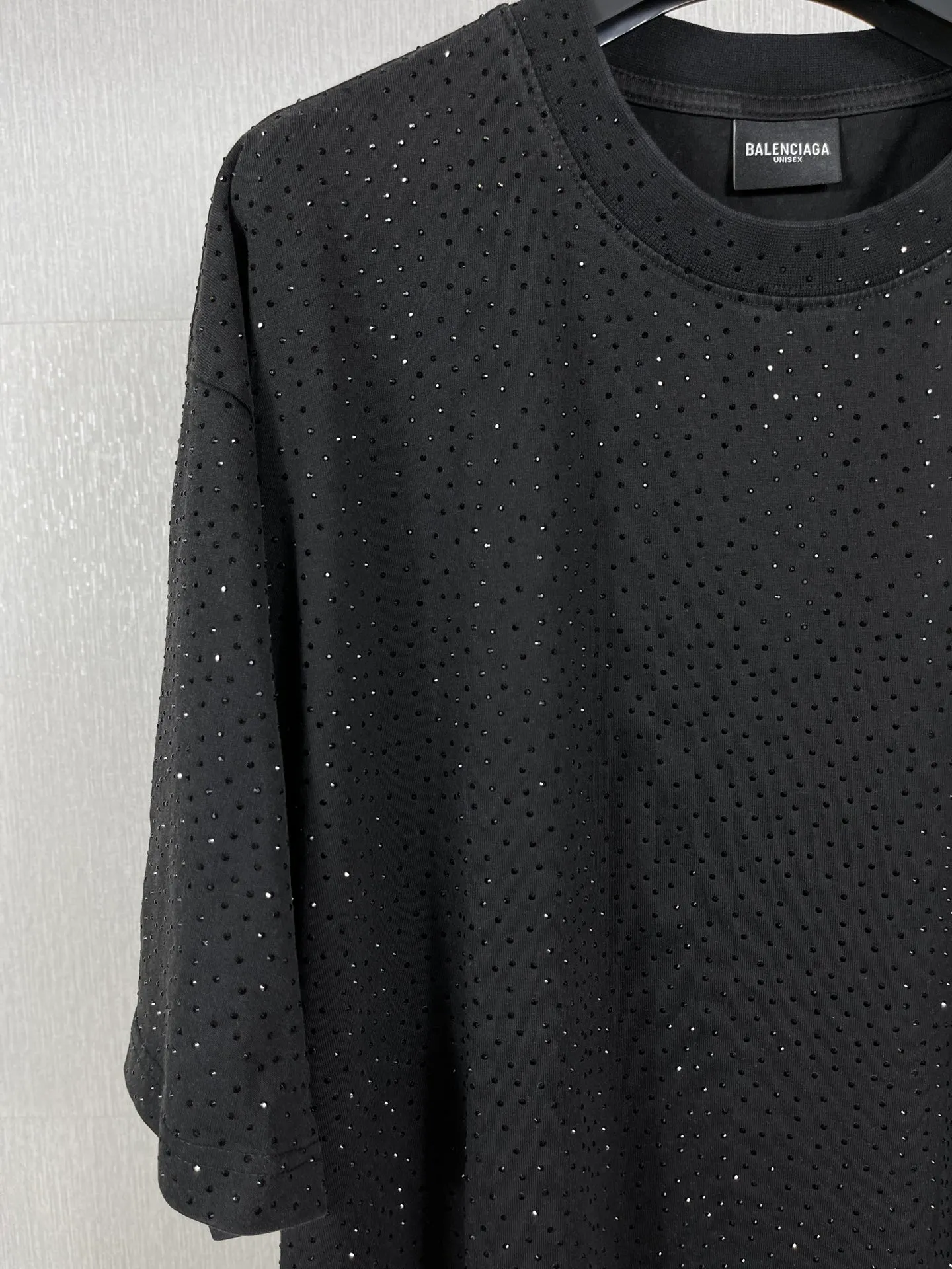 🅿️250 real photos [Top version. Official website quality] BALENCI*GA/Paris BALENCI*GA# Starry hot diamond washed and distressed short-sleeved T-shirt. Brick cabinet synchronization. The fabric is made of Paris ZP custom-woven and dyed 100% cotton double yarn compact cotton. The weight is 260 grams. The cloth surface is clean. The cloth pattern is clear. Soft and comfortable. The color fastness is good. It is not easy to change color. The threads are woven and dyed with no color difference. The whole piece of clothing is washed and made into a solid, high-tech, ironed finish. Imported diamonds are used. The luster is bright and bright. It is not easy to fall off. The market is wrong. Comparisons welcome. Restore brick cabinet. The version adopts OS loose shoulder version. Same style for men and women. Code: BL223106 Color: washed black. White Size: XS to L