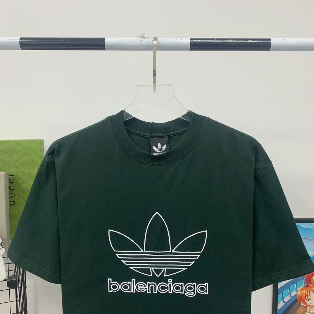 [New] Top-quality verified version BALENCIAGA/ADIDAS Balenciaga co-branded Adidas clover 23SS printed pattern letter round neck short-sleeved T-shirt is a hot topic at the moment🔥Quality ceiling It seems to be a simple printing or embroidery, but it is not simple at all. 100% imported machine restoration. The details and workmanship and fabrics are consistent with the original ones. Guaranteed no color difference with the counter. Feel free to compare ⚠️Note that the threaded necklines are all original collars of a certain Paris and a certain country. High degree of wrapping. The width of the neckline and cabinets are accurate to millimeters. Thick necklines are not easily deformed. The collars of high-end products are all restored to cabinets. Differentiating large collars from ordinary garbage in the world. ⚠️Different styles of washed wheat main wheat, including imported wheat, have different colors and codes. Really restore the counter. As we all know, Balenciaga’s collar labels in each quarter have different English or colors. This distinguishes fast food products from the world’s single-color main wheat washed wheat. ⚠️Pay attention to workmanship. Stitches at the collar are not folded. Smooth and natural, no overlapping lines, true restoration ⚠️The fabric is made of 250g Paris-specific double yarn. It is really incomparable with the ordinary version on the market. Correct printing details. Correct double yarn with high weight thread. Correct packaging details. Workmanship is restored in all aspects. Packaging is restored in all aspects. P: 270 Color: Black White Green SIZE: XS-S-M-L