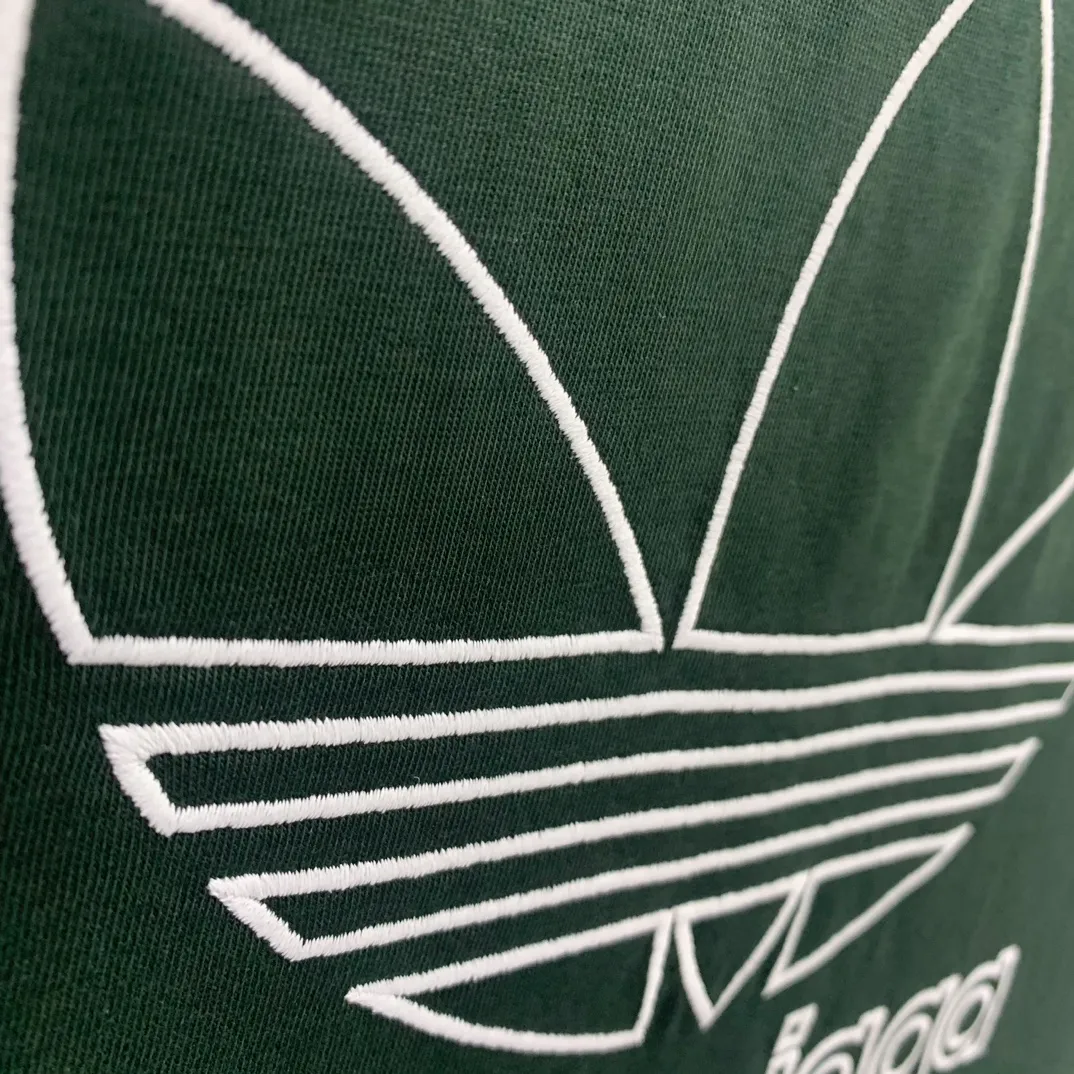 [New] Top-quality verified version BALENCIAGA/ADIDAS Balenciaga co-branded Adidas clover 23SS printed pattern letter round neck short-sleeved T-shirt is a hot topic at the moment🔥Quality ceiling It seems to be a simple printing or embroidery, but it is not simple at all. 100% imported machine restoration. The details and workmanship and fabrics are consistent with the original ones. Guaranteed no color difference with the counter. Feel free to compare ⚠️Note that the threaded necklines are all original collars of a certain Paris and a certain country. High degree of wrapping. The width of the neckline and cabinets are accurate to millimeters. Thick necklines are not easily deformed. The collars of high-end products are all restored to cabinets. Differentiating large collars from ordinary garbage in the world. ⚠️Different styles of washed wheat main wheat, including imported wheat, have different colors and codes. Really restore the counter. As we all know, Balenciaga’s collar labels in each quarter have different English or colors. This distinguishes fast food products from the world’s single-color main wheat washed wheat. ⚠️Pay attention to workmanship. Stitches at the collar are not folded. Smooth and natural, no overlapping lines, true restoration ⚠️The fabric is made of 250g Paris-specific double yarn. It is really incomparable with the ordinary version on the market. Correct printing details. Correct double yarn with high weight thread. Correct packaging details. Workmanship is restored in all aspects. Packaging is restored in all aspects. P: 270 Color: Black White Green SIZE: XS-S-M-L