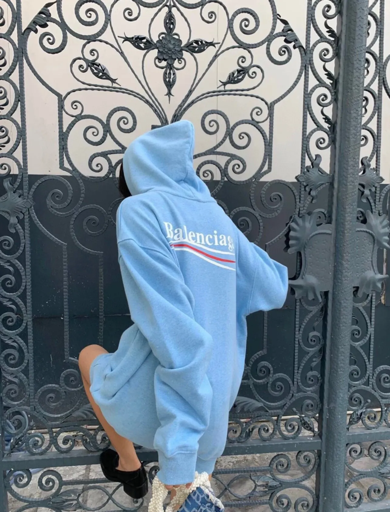 ♻️💯Reference model picture for the upper body❤️The top tested version of Balenciaga BALENCIAGA classic cola wave print hooded sweatshirt. ZP pattern original development. 1:1 customized accessories. Packaging (including logo Sydney paper + new main mark + washing + hang tag). The whole sweatshirt is made of 460g pure cotton large terry, and the wet weight can reach 490, which is full of thickness. The printing uses the Israeli Kornit digital direct-injection process. The dye is added with 0.028 granular nano-plastics. When sprayed on the fabric, it has strong adhesion and is not afraid of strong washing and exposure (it is recommended to take care of the clothes), ensuring that the printing will not fall off after wearing. Customized washing, labeling, accessories, and hardware can reach professional standards. Whole piece of clothing, hat string, threaded fabric, produced in the same vat, 0 color difference, color: haze blue, size: XS-L P:450