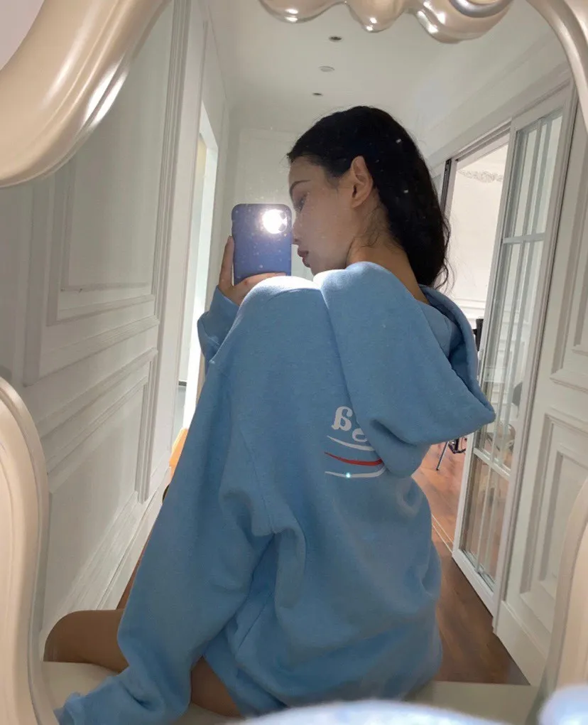 ♻️💯Reference model picture for the upper body❤️The top tested version of Balenciaga BALENCIAGA classic cola wave print hooded sweatshirt. ZP pattern original development. 1:1 customized accessories. Packaging (including logo Sydney paper + new main mark + washing + hang tag). The whole sweatshirt is made of 460g pure cotton large terry, and the wet weight can reach 490, which is full of thickness. The printing uses the Israeli Kornit digital direct-injection process. The dye is added with 0.028 granular nano-plastics. When sprayed on the fabric, it has strong adhesion and is not afraid of strong washing and exposure (it is recommended to take care of the clothes), ensuring that the printing will not fall off after wearing. Customized washing, labeling, accessories, and hardware can reach professional standards. Whole piece of clothing, hat string, threaded fabric, produced in the same vat, 0 color difference, color: haze blue, size: XS-L P:450