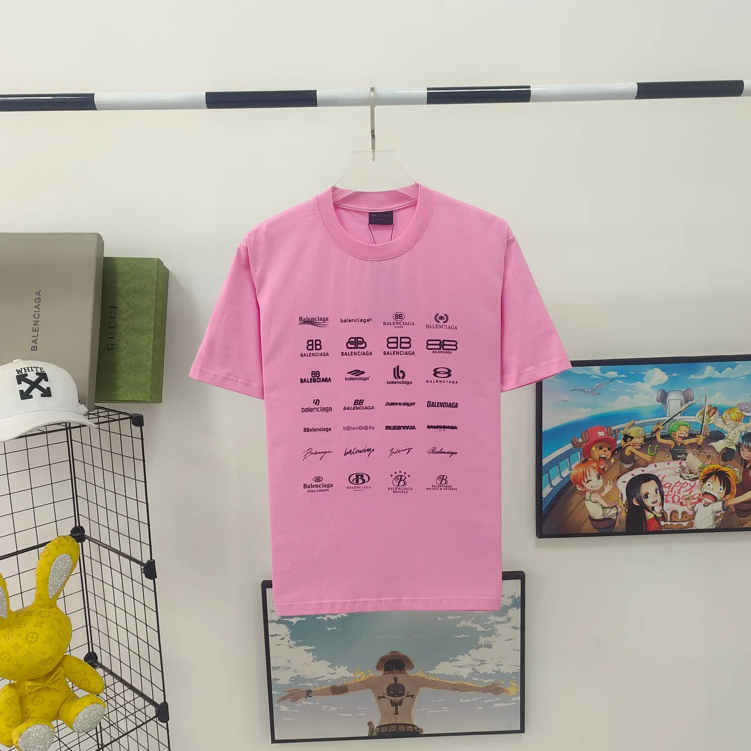 [New] The top version of Balenciaga BALENCIAGA is fully printed with LOGO slogans for male and female couples stars. The same style pure cotton loose short-sleeved T-shirt. Balenciaga was founded by Cristobal Balenciaga, a great genius designer who is known as the representative of the 20th century. For more than half a century since the brand was founded, Balenciaga has been famous for its fashion and elegance in the fashion industry. You can find any of your favorite logos on the front and back of this piece, Ness.  The front and rear printing uses low-coverage screen printing technology, and the glue is imported. The printing is very delicate, and the scratched out problems are very clear and there are no burrs. The fabric is made of 280g double-ply double-yarn pure cotton loose fabric, which is loose and breathable, has good drying effect, full drape and skin toning. Color: Black White Pink Size: XS-L P:240