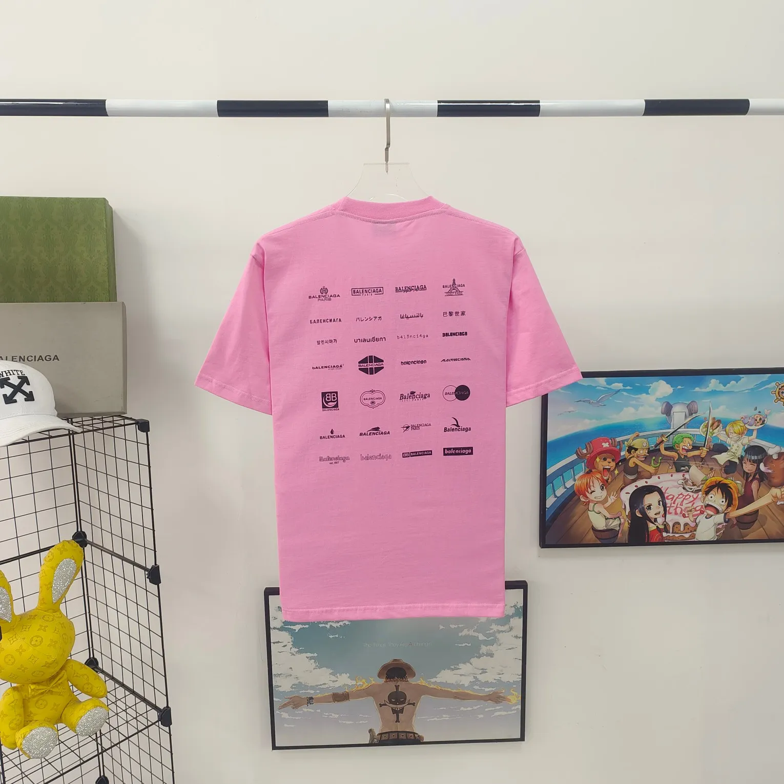 [New] The top version of Balenciaga BALENCIAGA is fully printed with LOGO slogans for male and female couples stars. The same style pure cotton loose short-sleeved T-shirt. Balenciaga was founded by Cristobal Balenciaga, a great genius designer who is known as the representative of the 20th century. For more than half a century since the brand was founded, Balenciaga has been famous for its fashion and elegance in the fashion industry. You can find any of your favorite logos on the front and back of this piece, Ness.  The front and rear printing uses low-coverage screen printing technology, and the glue is imported. The printing is very delicate, and the scratched out problems are very clear and there are no burrs. The fabric is made of 280g double-ply double-yarn pure cotton loose fabric, which is loose and breathable, has good drying effect, full drape and skin toning. Color: Black White Pink Size: XS-L P:240