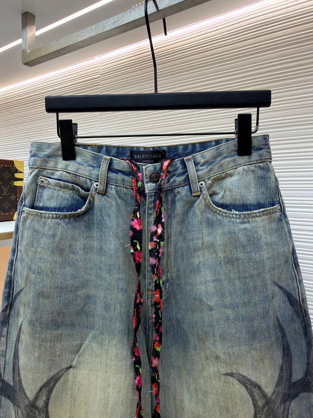 Balenciaga graffiti wide-leg jeans ●Original version: Purchased and developed at 9599 ●Item number: 1681016-B05 ●Material: twill denim fabric ●Technology: Made of maliu stone washed and faded ●Version: Loose fit ●Weight: about 910 grams ●Size: S-M-L-XL-XXL ●Description: Made of 7S*7S 100% cotton twill denim, matched with 60s 100% cotton imitation Tencel twill lining. The ready-made garments are faded and distressed using a sand washing process. Some areas are worn with a manual grinding wheel. The whole piece is washed and faded with a mosaic stone. The old dyeing process and washing process use plastic sealing materials to open the mold and position the maliu color by hand spraying twice in nine positions. During this period, the maliu coloring time must be strictly controlled. If the time is too long, the color will be too dark. If the Y-version effect cannot be achieved, workers must operate quickly and accurately. Later, the trousers will be rinsed and fixed, washed with tassels, and manually frayed. The thick line template is a motorcycle chapter. The chapter is made of 8 layers of kraft paper and is adhered and die-cast. The workmanship is destroyed and distressed. It is matched with the matching distressed zipper and I-shaped buckle rivets. Hand-printed totems are time-consuming and labor-intensive to restore the texture of the Y version of the brush strokes. Custom-woven and dyed belt drawstring, every detail is restored in place. The overall wiring is straight and delicate, the fabric is comfortable and soft, and the color is consistent without color difference. It can be matched with the same style to create a fashionable look and control various occasions. Customized accessories, complete with three standards, same style for men and women!