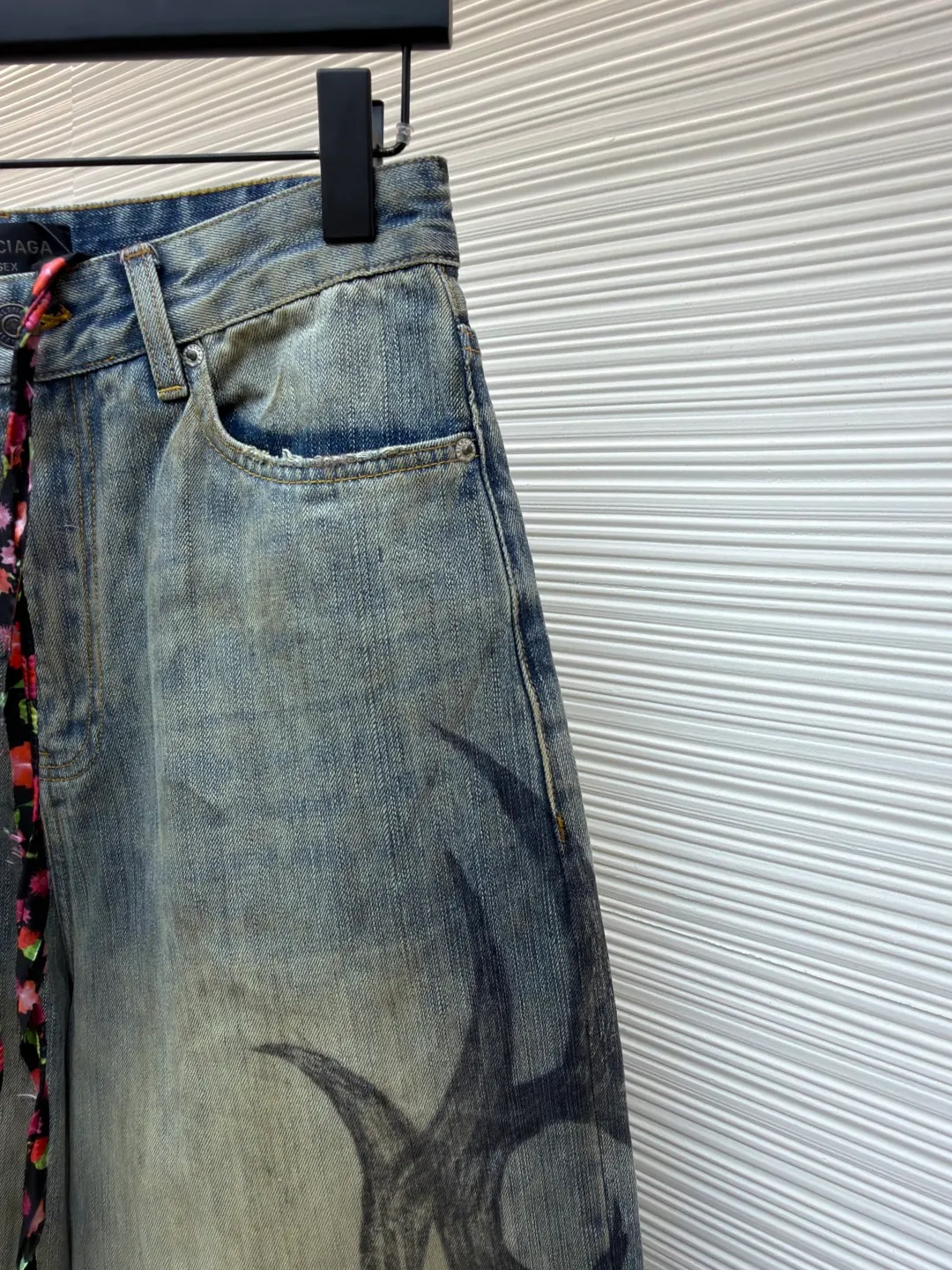 Balenciaga graffiti wide-leg jeans ●Original version: Purchased and developed at 9599 ●Item number: 1681016-B05 ●Material: twill denim fabric ●Technology: Made of maliu stone washed and faded ●Version: Loose fit ●Weight: about 910 grams ●Size: S-M-L-XL-XXL ●Description: Made of 7S*7S 100% cotton twill denim, matched with 60s 100% cotton imitation Tencel twill lining. The ready-made garments are faded and distressed using a sand washing process. Some areas are worn with a manual grinding wheel. The whole piece is washed and faded with a mosaic stone. The old dyeing process and washing process use plastic sealing materials to open the mold and position the maliu color by hand spraying twice in nine positions. During this period, the maliu coloring time must be strictly controlled. If the time is too long, the color will be too dark. If the Y-version effect cannot be achieved, workers must operate quickly and accurately. Later, the trousers will be rinsed and fixed, washed with tassels, and manually frayed. The thick line template is a motorcycle chapter. The chapter is made of 8 layers of kraft paper and is adhered and die-cast. The workmanship is destroyed and distressed. It is matched with the matching distressed zipper and I-shaped buckle rivets. Hand-printed totems are time-consuming and labor-intensive to restore the texture of the Y version of the brush strokes. Custom-woven and dyed belt drawstring, every detail is restored in place. The overall wiring is straight and delicate, the fabric is comfortable and soft, and the color is consistent without color difference. It can be matched with the same style to create a fashionable look and control various occasions. Customized accessories, complete with three standards, same style for men and women!
