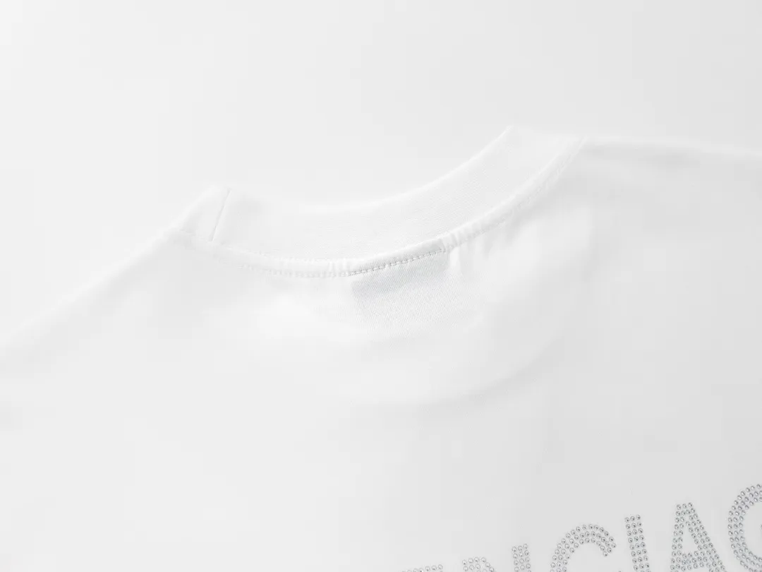 🅿️174 Detailed picture [Top version. Official website quality] BALENCI*GA/Paris BALENCI*GA# classic LOGO on the back, hot-drilled and washed short-sleeved T-shirt. Brick cabinet synchronization. The fabric is made of Paris ZP custom-woven and dyed 100% cotton double yarn compact cotton. The weight is 260 grams. The cloth surface is clean. The cloth pattern is clear. Soft and comfortable. The color fastness is good. It is not easy to change color. The threads are woven and dyed with no color difference. The back hot drill uses imported drill, which has good gloss and is not easy to fall off. Jubie market makes goods based on pictures. Comparisons welcome. The ready-made clothes are washed and distressed, and the brick cabinets are restored. The version adopts the OS loose shoulder style. The same style for men and women. Code: BL223077 Color: Washed black. White Size: XS to L