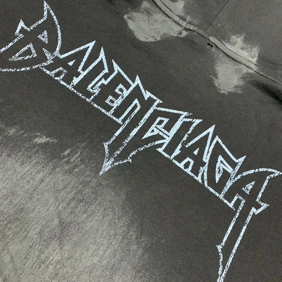 Details added————The top tested version BALENCIAGA Tower Paris Night Balenciaga distressed and dirty hole washed hooded sweatshirt YB1.3W purchase ➕ price 10K purchase original directional development! 460g double-ply double-yarn terry fabric, the garment weight is as high as 1.2kg! The back printing adopts Kornit digital direct printing process, and the shipment is extremely slow! Especially the Yunmu color on the tower is very delicate and grainy! The overall bursting letters are very evenly distressed and have a full sense of distress! The whole body was severely damaged, all randomly worn by hand! Very time consuming! The whole piece of clothing went through three washes. The fabric was first pre-shrunk, and then washed with distressing water to wash out the color on the printed surface to give it a distressed look. After washing with water for the second time, do the dirty coating. The staining is also a manual process, and each position of the coating must be brushed more than 3 times before! The key point is the coating on the back. It is a process that really makes people vomit blood. It has to be brushed back and forth, more than 20 times, to evenly apply the coating! It can be said that it will never be seen alive. After the coating is completed, the garments will be sprayed and then washed with wax! After washing with the wax, the fabric feels smooth and won't have that harsh, rough feel! This is also a key craft! If this step is missing, it won’t be visible on the screen, but it will be very uncomfortable and the skin texture will be very poor!  The workmanship is troublesome, and it normally takes 15 days for orders to be returned! Look at this construction period and this price, do you think it’s worth it?  Size: XS-L Color: Active Black P:470