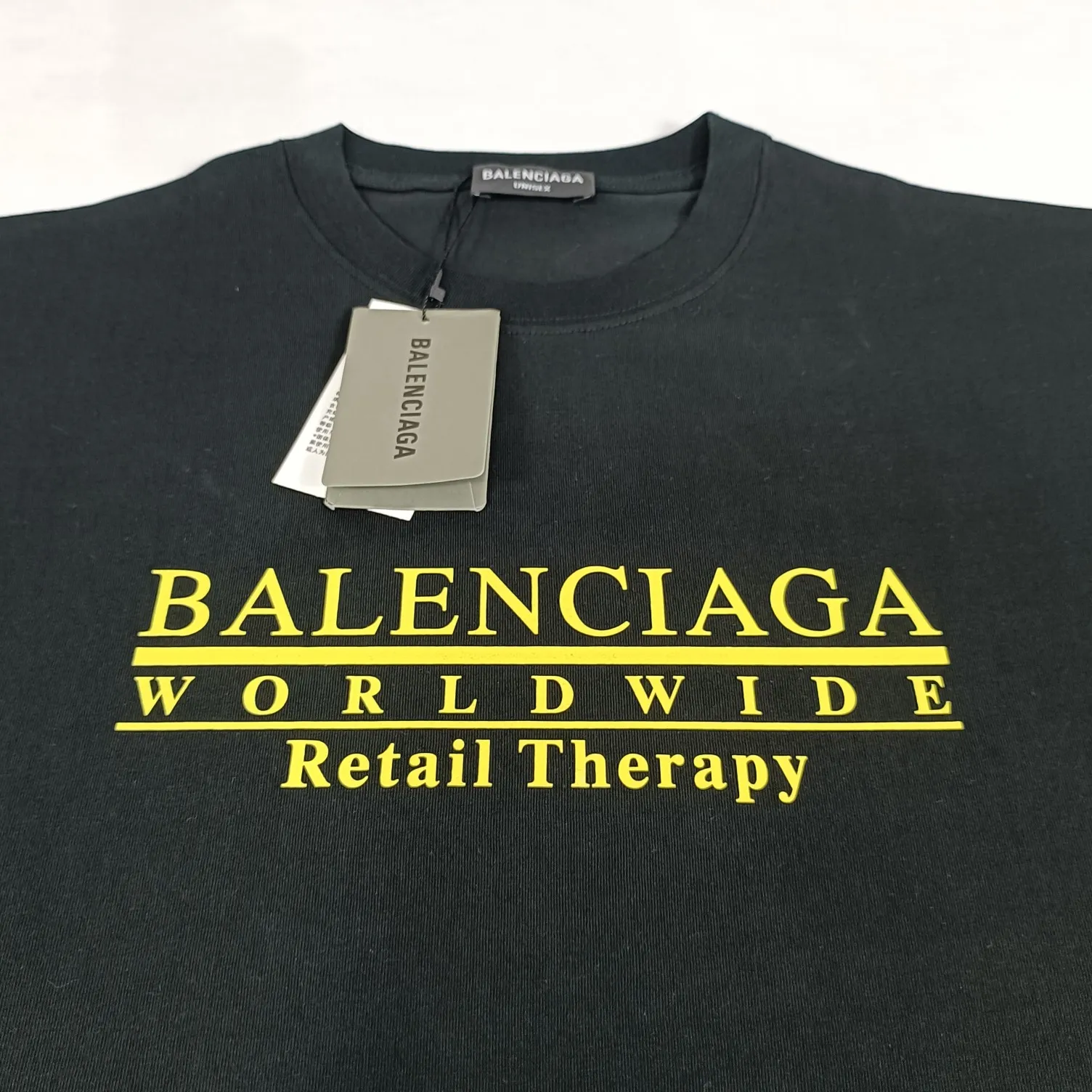 The top tested version of BALENCIAGA WORLDWIDE pure cotton loose-fitting short-sleeved T-shirt for men and women couples RETAIL THERAPY. The fabric is made of 24S 260g double yarn pure cotton fabric, which is loose, breathable and sweat-absorbent. Full of drape! The printing adopts the expensive Kornit digital printing process, and the letters are arranged neatly, evenly and in detail. Full set of customized wash, hangtag, main wheat. The barcode and encoding are consistent with the original product. Color: Apricot Black Size: XS-L P:240