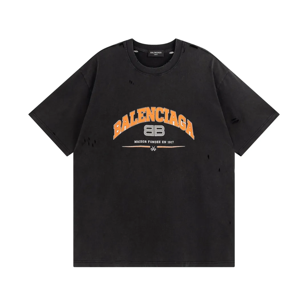 🅿️176 Detailed picture [Top version. Official website quality] BALENCI*GA/Paris. BB scissors LOGO printed ready-to-wear washed and distressed short-sleeved T-shirt. Brick cabinet synchronization. The fabric is made of Paris ZP custom-woven and dyed 100% cotton double yarn compact cotton. The weight is 260 grams, the cloth surface is clean. The cloth pattern is clear, soft and comfortable, and the thread is dyed with no color difference. The classic pattern is printed with environmentally friendly imported materials, straight cracks and cracked glue. Precision printing screen, the letters are clear and the effect is three-dimensional. Restored brick cabinet. The garments were washed and aged, and polished by many hands. Produced by super heavy craftsmanship, different market currencies, welcome to compare, the version adopts OS loose shoulder version. Same style for men and women. Code: BL223012 Color: washed black, lake blue, off-white, red Size: XS to L