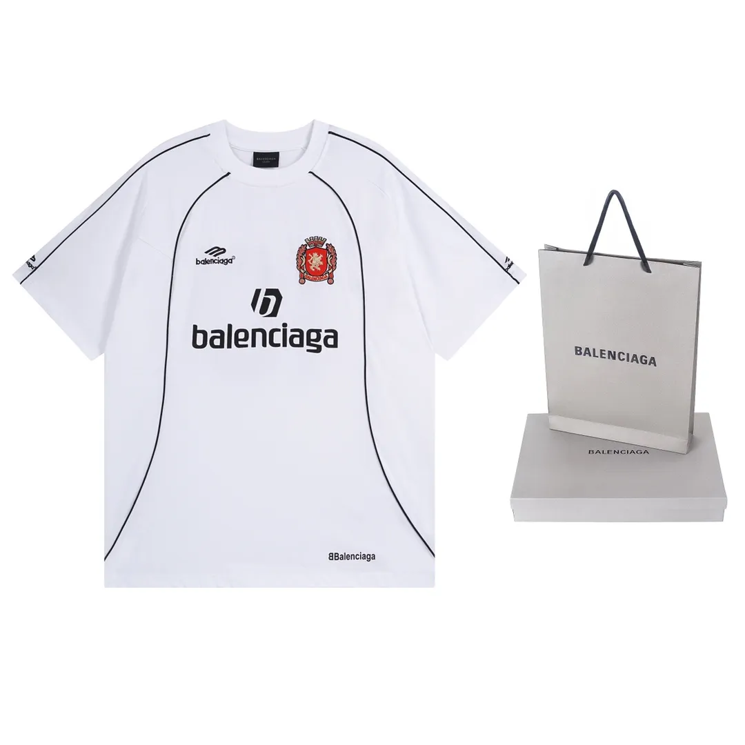 🅿️260 Detailed Pictures [Top version. Official website quality] BALENCI*GA/Paris new joint football sportswear LOGO embroidered printed short-sleeved T-shirt# The whole dress is stitched with multiple stitching edges. The craftsmanship is extremely complex and is popular in different markets. Positive P is pure cotton cloth, not an ordinary healthy cloth. Welcome to compare🆚. The fabric is made of Paris ZP custom-woven and dyed cotton double yarn. Weighing 260 grams, the cloth surface is clean. The cloth pattern is clear, soft and comfortable. The threads are dyed with no color difference. The classic pattern embroidery is embroidered by Tajima imported embroidery machine, and the printing uses imported glue. The letters are clear, three-dimensional and without burrs. Jubie market produces pictures based on pictures. Welcome to compare. The version adopts OS loose shoulder version. Same style for men and women. Code: BL223338 Color: black, white, pink, fluorescent yellow, red, Size: XS to L
