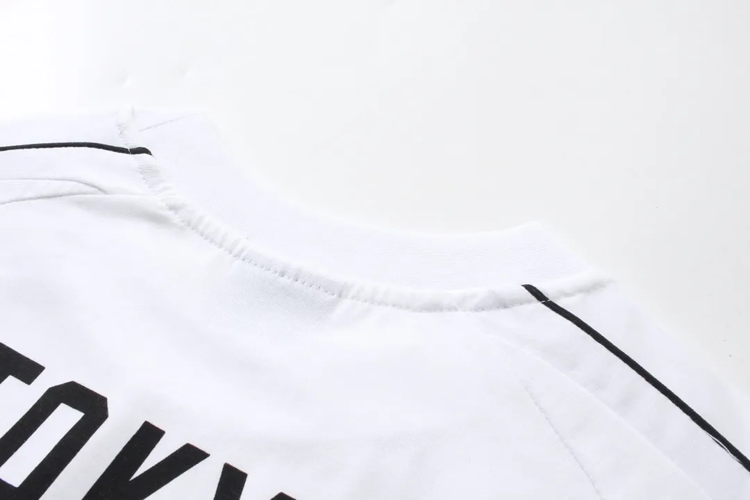 🅿️260 Detailed Pictures [Top version. Official website quality] BALENCI*GA/Paris new joint football sportswear LOGO embroidered printed short-sleeved T-shirt# The whole dress is stitched with multiple stitching edges. The craftsmanship is extremely complex and is popular in different markets. Positive P is pure cotton cloth, not an ordinary healthy cloth. Welcome to compare🆚. The fabric is made of Paris ZP custom-woven and dyed cotton double yarn. Weighing 260 grams, the cloth surface is clean. The cloth pattern is clear, soft and comfortable. The threads are dyed with no color difference. The classic pattern embroidery is embroidered by Tajima imported embroidery machine, and the printing uses imported glue. The letters are clear, three-dimensional and without burrs. Jubie market produces pictures based on pictures. Welcome to compare. The version adopts OS loose shoulder version. Same style for men and women. Code: BL223338 Color: black, white, pink, fluorescent yellow, red, Size: XS to L