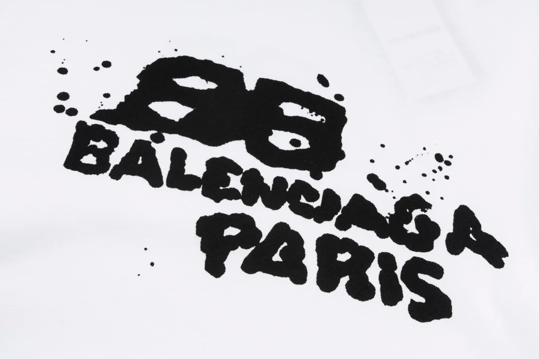 🅿️166 Detailed picture [Top version. Official website quality] BALENCI*GA/Paris BALENCI*GA#BB hand-painted graffiti short-sleeved T-shirt. 2023 spring and summer new product. Brick cabinet synchronization. The fabric is made of Paris ZP custom-woven and dyed 100% cotton double yarn compact cotton. The weight is 260 grams, the cloth surface is clean. The cloth pattern is clear. Soft and comfortable. Good color fastness. Not easy to change color. The threads are woven and dyed with no color difference. The printing uses a circular machine to imitate hand-painted effects. No burrs. The color follows the original board. The brick cabinet is restored. The version adopts the OS loose shoulder version. Same style for men and women. Coding: BL223001 Color: black, white, gray blue, pink Size: XS S M L