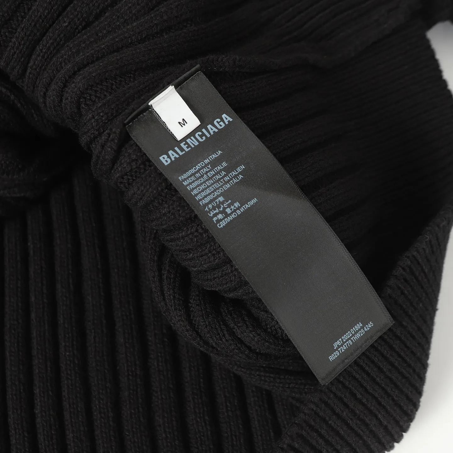 🅿️490 BLCG 25FW high-neck half-zip sweater with armbands. The core craftsmanship of this single product lies in the cross-border fusion of high-tech lamination and traditional knitting. The basis of ready-made garments is high-elastic coarse pit knitting, which achieves strong three-dimensional texture and excellent elasticity through thick gauge and special yarns. The elastic characteristics are mainly characterized by high rebound, multi-directional extension and excellent recovery. Relying on the natural structural stretch of the rough ribbed structure and combining it with high-elastic yarns, it has high stretchability in both the longitudinal and transverse directions (up to 6-10cm). It has no sense of restraint when moving, and can quickly return to its original shape, resist wrinkles, maintain shape, and avoid sagging. The iconic black polyurethane tape is precisely sewn onto the uneven knitted surface. At the same time, the elasticity of the underlying knitted structure must not be damaged, and the luster and toughness of the strip itself should be maintained, integrating the decorative strip and the functional structure into one. Size:S/M/L