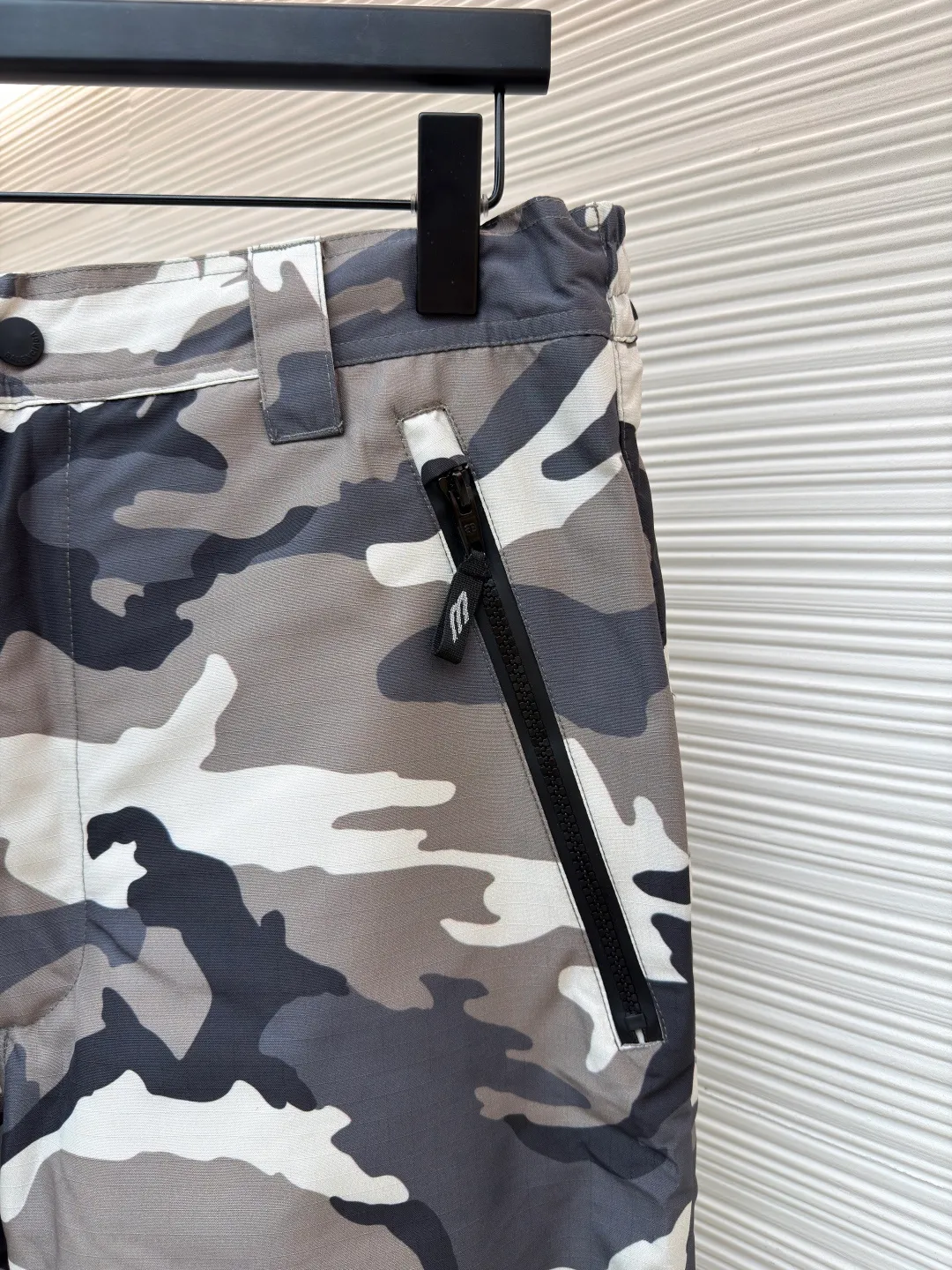Balenciaga camouflage ski series·Ski trousers ●Original version: purchased and developed by 14326 ●Item number: 1681683-D80 ●Fabric: technical waterproof fabric ●Technology: Made with cotton lining ●Color: gray ●Type: Loose version ●Weight: about 930 grams ●Size: XS-S-M-L ●Description: The fabric uses advanced waterproof technology to effectively resist moisture penetration. The outer layer is equipped with camouflage pattern design. By utilizing the tight weaving of microfiber and adding a waterproof coating inside the fabric, the inner and outer double-layer waterproof and windproof functions are achieved. The interweaving method and density of the fabric's 7*8 plaid warp and weft yarns are precisely controlled to form a specific plaid pattern; to ensure the uniformity and stability of the fabric. The surface forms an obvious concave and convex texture, thereby enhancing the three-dimensional sense of the fabric. The plaid design not only makes the fabric more visually beautiful, but also enhances the structural stability and durability of the fabric. This fabric is a special structural material used to prevent ice and snow from accumulating and penetrating. It has excellent elasticity to ensure a tight fit and prevent ice and snow from penetrating. The material has been specially treated to have excellent wear resistance and can resist scratches and wear from sharp objects such as ice, snow, rocks, etc. The overall wiring is straight and delicate, the fabric is comfortable and soft, and the color is consistent without color difference. It can be matched with the same style to create a fashionable look and control various occasions. Customized accessories, complete with three standards, same style for men and women!