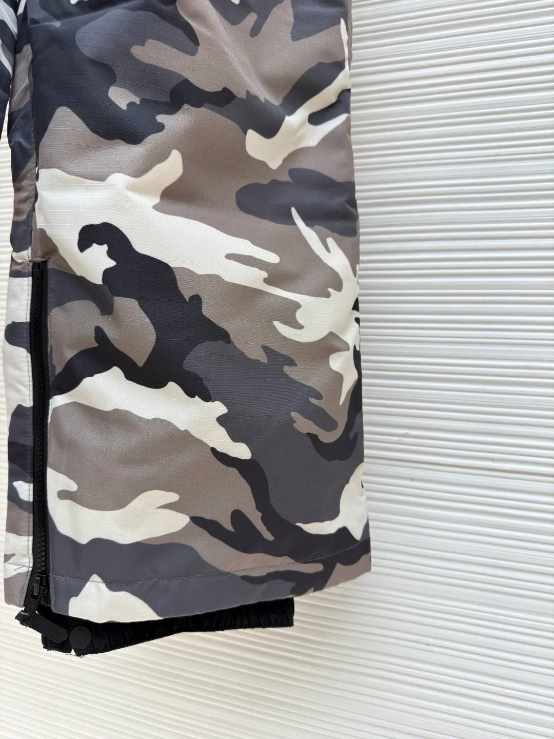 Balenciaga camouflage ski series·Ski trousers ●Original version: purchased and developed by 14326 ●Item number: 1681683-D80 ●Fabric: technical waterproof fabric ●Technology: Made with cotton lining ●Color: gray ●Type: Loose version ●Weight: about 930 grams ●Size: XS-S-M-L ●Description: The fabric uses advanced waterproof technology to effectively resist moisture penetration. The outer layer is equipped with camouflage pattern design. By utilizing the tight weaving of microfiber and adding a waterproof coating inside the fabric, the inner and outer double-layer waterproof and windproof functions are achieved. The interweaving method and density of the fabric's 7*8 plaid warp and weft yarns are precisely controlled to form a specific plaid pattern; to ensure the uniformity and stability of the fabric. The surface forms an obvious concave and convex texture, thereby enhancing the three-dimensional sense of the fabric. The plaid design not only makes the fabric more visually beautiful, but also enhances the structural stability and durability of the fabric. This fabric is a special structural material used to prevent ice and snow from accumulating and penetrating. It has excellent elasticity to ensure a tight fit and prevent ice and snow from penetrating. The material has been specially treated to have excellent wear resistance and can resist scratches and wear from sharp objects such as ice, snow, rocks, etc. The overall wiring is straight and delicate, the fabric is comfortable and soft, and the color is consistent without color difference. It can be matched with the same style to create a fashionable look and control various occasions. Customized accessories, complete with three standards, same style for men and women!