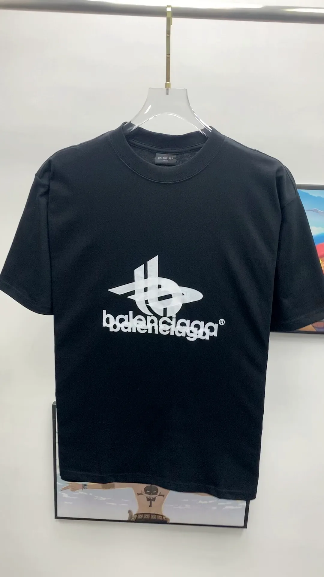 Frontal real-shot video————The top tested version of Balenciaga 23SS, the same style short-sleeved T-shirt for male and female couples with overlapping letters. Retro jersey worsted fabric, elastic glue printing, large-profile version. YB developed using specific heavy-weight 16S cotton jersey fabric, 230 grams; with 32s+70D stretcher thread, 260g: 95/cotton*5% spandex double yarn rib. ‼ ️The worsted cotton material is light and breathable, feels soft and comfortable against the skin, has strong breathability and hygroscopicity; the threads are woven into combed cotton fabric using blending technology, which is not easy to wrinkle and does not require special care. ‼ ️High-density elastic glue printing! According to the original color, the same color glue material is specially selected, and high-elastic frame glue printing is selected. ‼ ️Increases the elasticity of the printed area, and at the same time has strong penetration and color fastness, especially on cotton fabrics. The details of the printing are very well handled, with no burrs or traces of crossing the border. ‼ ️After technical processing of the printing screen, the slurry can penetrate into the fabric where there is a pattern. The permeability is strong and the fabric texture is clearly visible. Classic loose unisex style, versatile, comfortable and easy to wear P:260 Size: XS-L