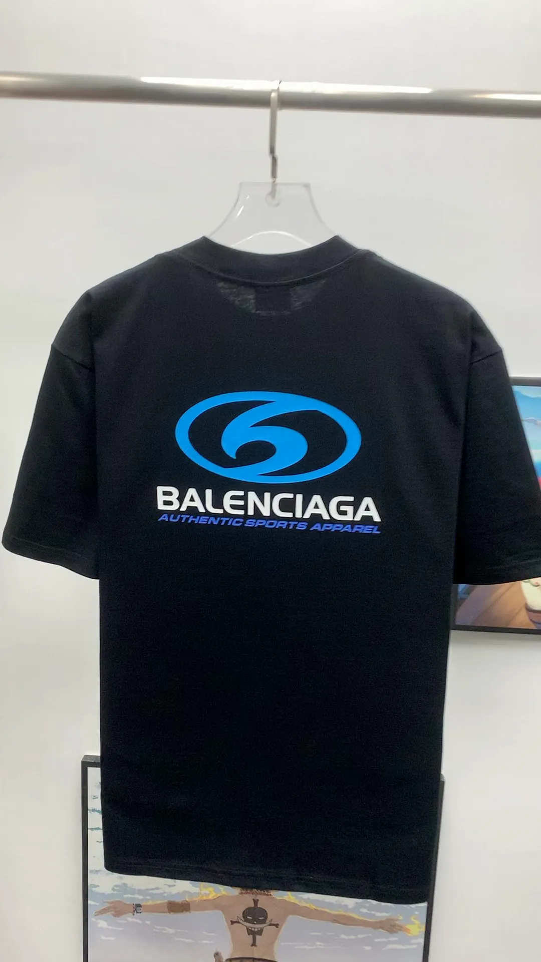 Real shot video on the back - Top tested version 𝐁A𝐋EN𝐂IA𝐆A/Balenciaga Wave T-shirt Fabric: Double yarn 32 counts 240g - Counter synchronization #The highest version on the market The original development of custom-woven fabrics is washed and treated with a full sense of thickness The texture is different from market products Highly restored #Original mold opening Use imported oval crack machine printing Each print is neatly aligned without burrs Hand-printed front and rear platens Precision mesh production stencil Imported environmentally friendly slurry scraping The letters are clearly restored The letter spacing The size is consistent with the original version Highly restored 24ss The best-selling model on the market Same style for men and women Size: xs s m l Color: black white P: 290