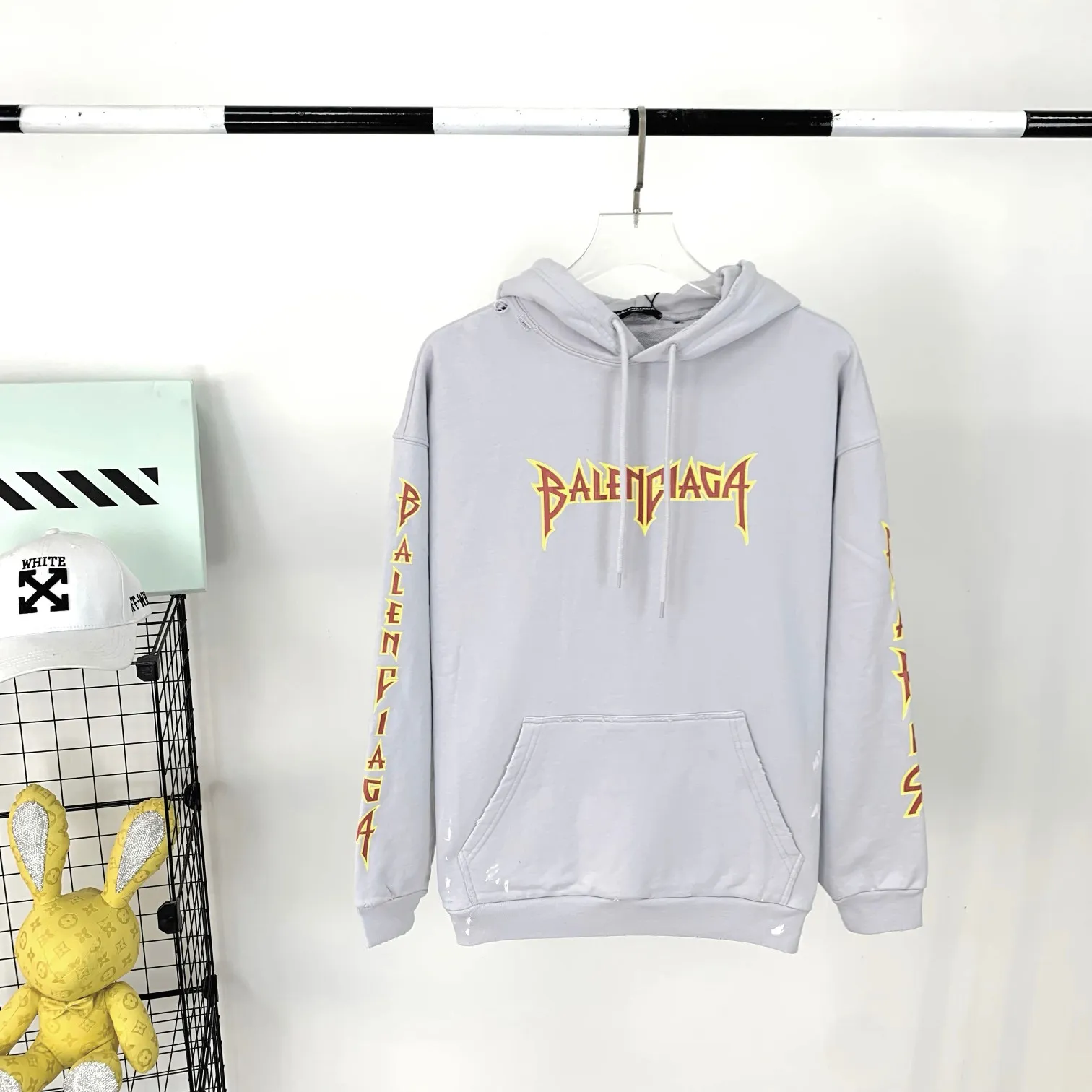 Spring and Autumn top version BALENCIAGA Balenciaga lightning flame burst pattern graffiti Xiao Yang's same model for men and women couple star's same model pure cotton hoodie sweatshirt front panel printing glue burst effect using imported transparent slurry to scrape the bottom to make the print crack feel uniform. You don’t have to worry about it falling off, as long as it’s not violently machine washed (it’s no problem at all to wash and dry it). The hem is artificially embellished with hand-painted prints, creating a French messy graffiti style! All holes on the body are manually worn and positioned. The holes are even and won't affect the overall structure of the clothes, and they won't get bigger with washing! The fabric is made of 480g cotton terry fabric, brand new, washed, and labeled. zp consistent synchronization. Size: XS-L Color: Silver P:470