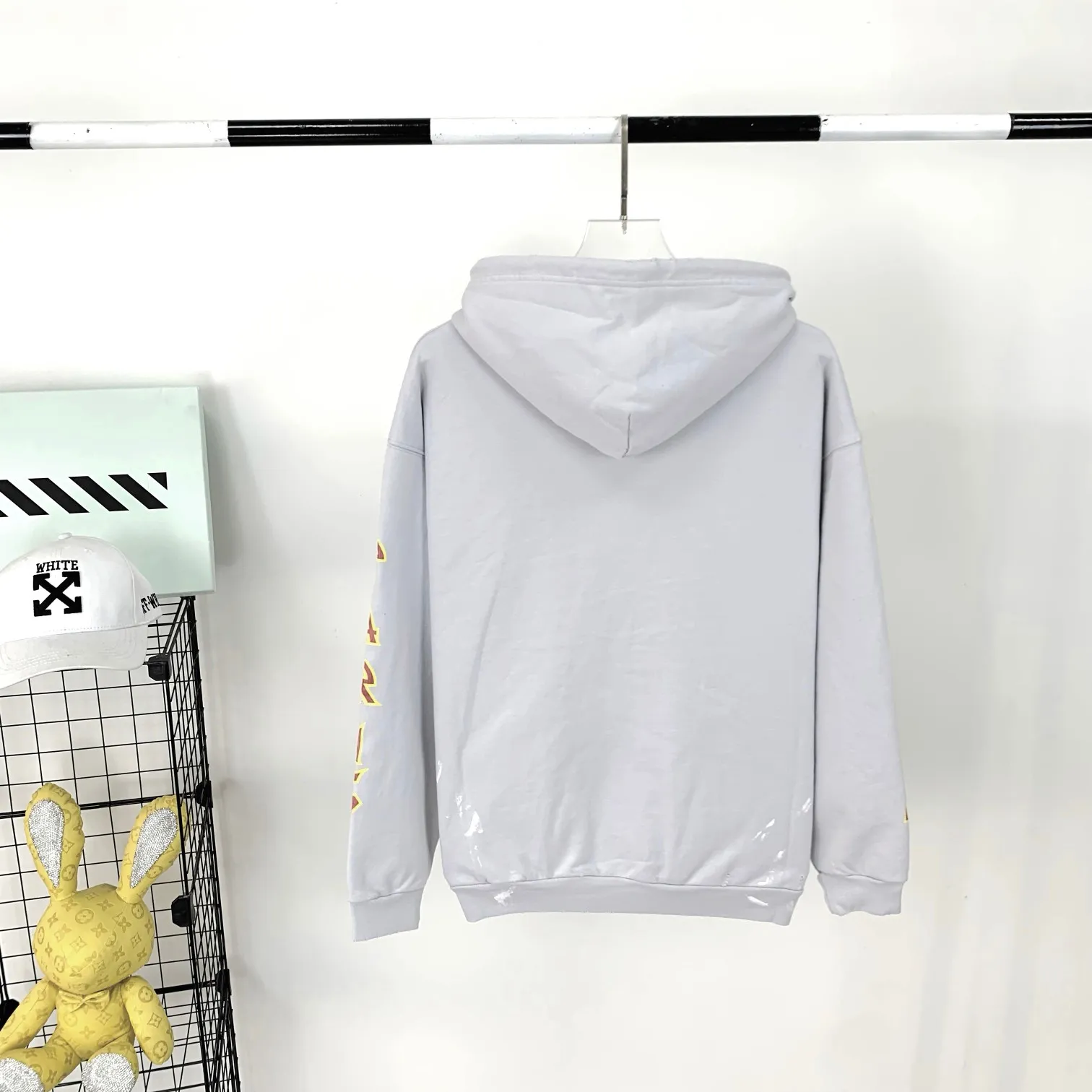 Spring and Autumn top version BALENCIAGA Balenciaga lightning flame burst pattern graffiti Xiao Yang's same model for men and women couple star's same model pure cotton hoodie sweatshirt front panel printing glue burst effect using imported transparent slurry to scrape the bottom to make the print crack feel uniform. You don’t have to worry about it falling off, as long as it’s not violently machine washed (it’s no problem at all to wash and dry it). The hem is artificially embellished with hand-painted prints, creating a French messy graffiti style! All holes on the body are manually worn and positioned. The holes are even and won't affect the overall structure of the clothes, and they won't get bigger with washing! The fabric is made of 480g cotton terry fabric, brand new, washed, and labeled. zp consistent synchronization. Size: XS-L Color: Silver P:470