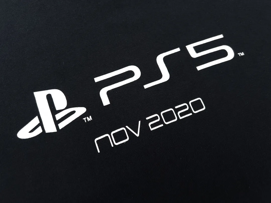 🅿️170 Detailed picture [Top version. Official website quality] BALENCI*GA/Paris BALENCI*GA#playstation co-branded PS5 letter geometric pattern printed short-sleeved T-shirt. Brick cabinet synchronization. The fabric is made of Paris ZP custom-woven and dyed 100% cotton double yarn compact cotton. The weight is 260 grams, the cloth surface is clean. The cloth pattern is clear. Soft and comfortable. The color fastness is good. It is not easy to change color. The threads are woven and dyed with no color difference. The printing uses imported environmentally friendly rubber paddles, precision stencils, fine LOGO letters, clear letters, no burrs, and a three-dimensional effect. Restore brick cabinet. The version adopts OS loose shoulder version. Same style for men and women. Code: BL223085 Color: Black. White Size: XS to L