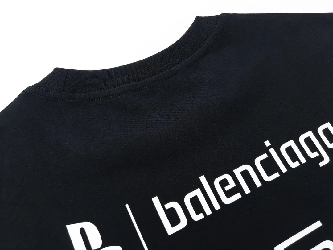 🅿️170 Detailed picture [Top version. Official website quality] BALENCI*GA/Paris BALENCI*GA#playstation co-branded PS5 letter geometric pattern printed short-sleeved T-shirt. Brick cabinet synchronization. The fabric is made of Paris ZP custom-woven and dyed 100% cotton double yarn compact cotton. The weight is 260 grams, the cloth surface is clean. The cloth pattern is clear. Soft and comfortable. The color fastness is good. It is not easy to change color. The threads are woven and dyed with no color difference. The printing uses imported environmentally friendly rubber paddles, precision stencils, fine LOGO letters, clear letters, no burrs, and a three-dimensional effect. Restore brick cabinet. The version adopts OS loose shoulder version. Same style for men and women. Code: BL223085 Color: Black. White Size: XS to L