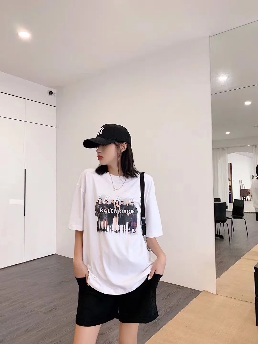 ♻️💯Upper body reference model picture❤️[Top version] BALENCIAGA Paris Brick Cabinet Hot Sale Model Tiantuan Band Portrait Round Neck Short Sleeve # Original real shot tile detail picture‼ ️ Exclusively custom-woven 280g 32S double-yarn pure cotton. The fabric is comfortable and soft. The large-area portrait pattern on the front adopts imported top anti-Kangli digital direct-injection printing technology (printing can achieve face recognition). Threaded closing. Precision knitting. Double-layer fabric. Good closing effect. The hem is sewn with double threads. OS loose version. Same style for men and women. Size: XS-L Color: White P:250