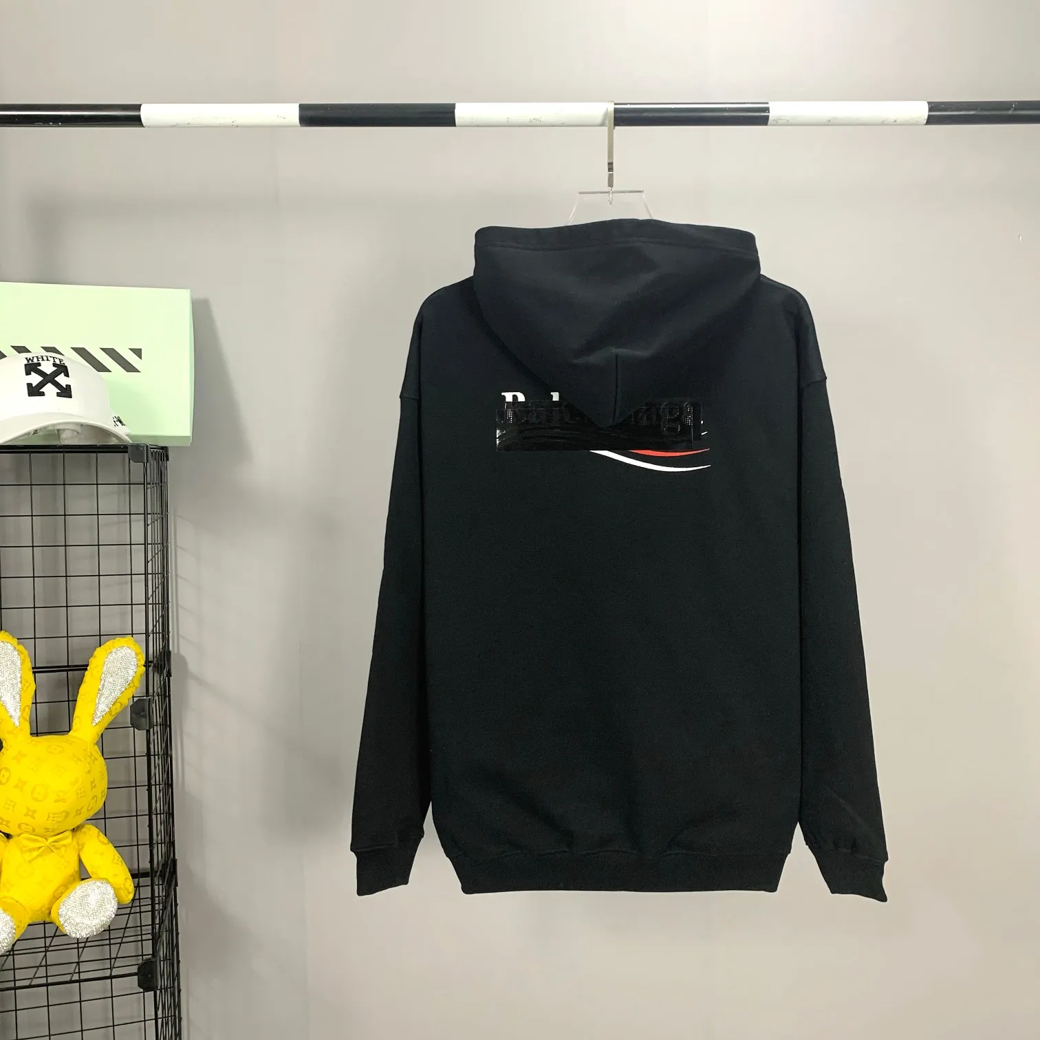 [New arrival] The top tested version of Balenciaga BALENCIAGA Cola Malone black embroidery for male and female couples star new autumn and winter pure cotton hoodie sweatshirt original 4.2K version, dust-free white and black fabrics, three-dimensional embroidery technology, bright TPU lettering film laminated technology. 480g combed cotton terry fabric. The classic Coke logo embroidery design was selected based on the original embroidery color. After many comparisons, it was finally decided to use imported mercerized light dyeing to best restore the color difference effect consistent with the original version. The front and rear panels are embroidered with the classic Coke logo. The embroidery design on the front panel is relatively delicate. After many adjustments, it is difficult to restore the effect. Bright black TPU lettering film positioning adhesive polyurethane thermoplastic elastomer, also known as thermoplastic polyurethane rubber or TPU for short. TPU is an emerging plastic variety with good processability, weather resistance, and environmental protection. The laser film cutting machine can design the pattern according to the computer software, and then use the heat press tool to position and transfer the print. After transfer, a uniform square dark pattern is produced, and the film material and the body of the garment create a texture contrast. Based on the embroidery, the positioning and gluing process is used to cover the original embroidery pattern to create a three-dimensional visual effect. Oversize loose version Oversize loose silhouette design, basic round neckline, dropped shoulder line, vertical pit woven code from top to bottom, collar, cuffs, and hem all have ruffles for windproof effect, sleeve length is longer than conventional sweaters to highlight the details. The thickness of the ready-made garment is the same as the original version, and it is additionally shaped to make the upper body wider and not easily deformed. Customized brand's latest color folded main logo, complete set of new accessories Color: Black Size: XS-L P:470