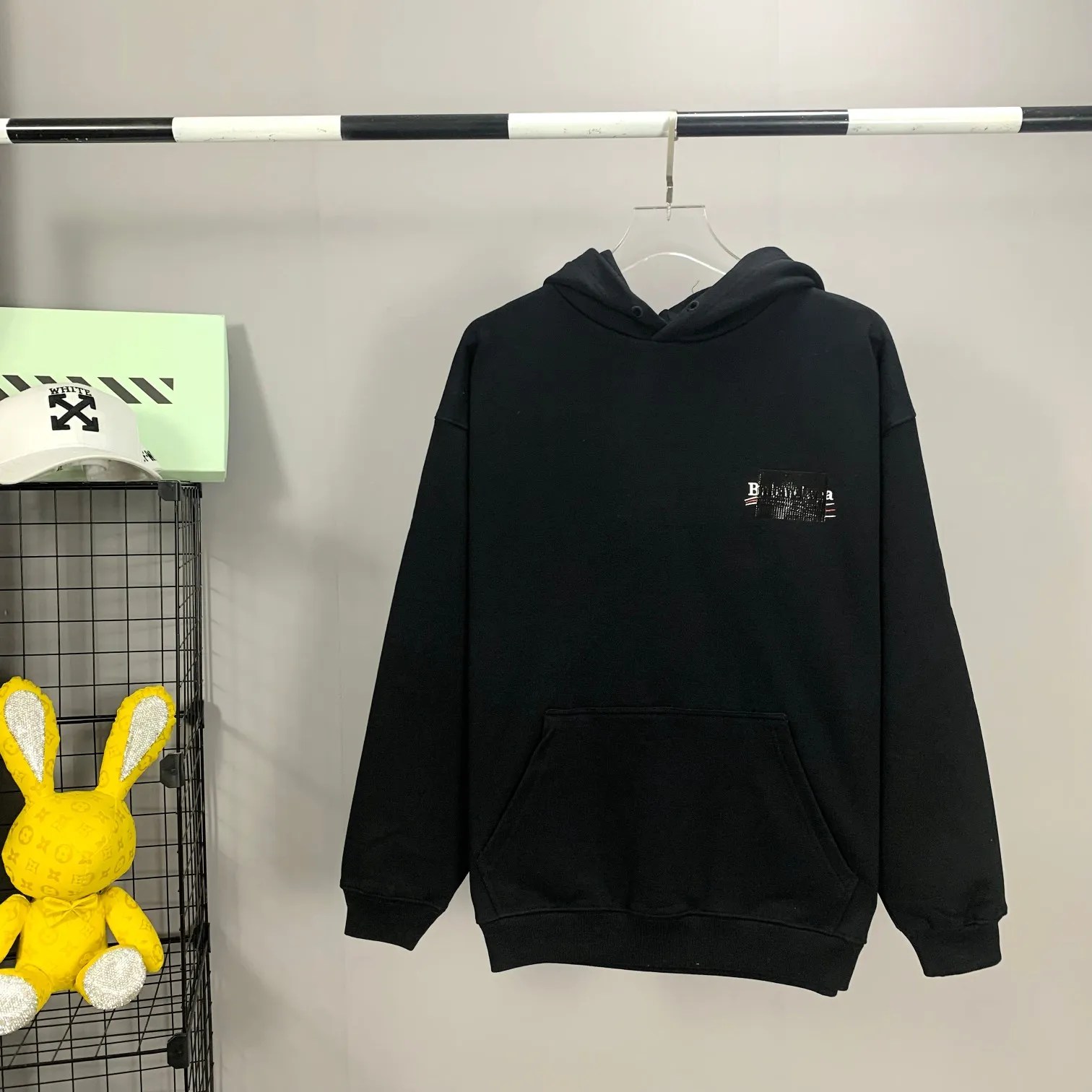 [New arrival] The top tested version of Balenciaga BALENCIAGA Cola Malone black embroidery for male and female couples star new autumn and winter pure cotton hoodie sweatshirt original 4.2K version, dust-free white and black fabrics, three-dimensional embroidery technology, bright TPU lettering film laminated technology. 480g combed cotton terry fabric. The classic Coke logo embroidery design was selected based on the original embroidery color. After many comparisons, it was finally decided to use imported mercerized light dyeing to best restore the color difference effect consistent with the original version. The front and rear panels are embroidered with the classic Coke logo. The embroidery design on the front panel is relatively delicate. After many adjustments, it is difficult to restore the effect. Bright black TPU lettering film positioning adhesive polyurethane thermoplastic elastomer, also known as thermoplastic polyurethane rubber or TPU for short. TPU is an emerging plastic variety with good processability, weather resistance, and environmental protection. The laser film cutting machine can design the pattern according to the computer software, and then use the heat press tool to position and transfer the print. After transfer, a uniform square dark pattern is produced, and the film material and the body of the garment create a texture contrast. Based on the embroidery, the positioning and gluing process is used to cover the original embroidery pattern to create a three-dimensional visual effect. Oversize loose version Oversize loose silhouette design, basic round neckline, dropped shoulder line, vertical pit woven code from top to bottom, collar, cuffs, and hem all have ruffles for windproof effect, sleeve length is longer than conventional sweaters to highlight the details. The thickness of the ready-made garment is the same as the original version, and it is additionally shaped to make the upper body wider and not easily deformed. Customized brand's latest color folded main logo, complete set of new accessories Color: Black Size: XS-L P:470