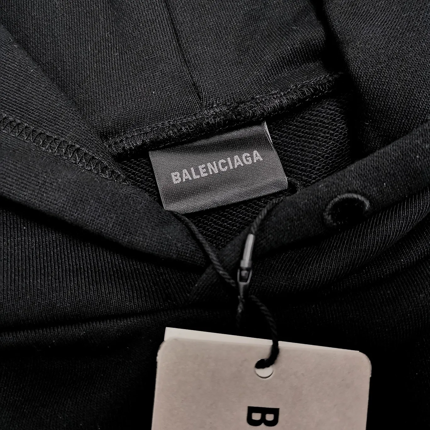 [New arrival] The top tested version of Balenciaga BALENCIAGA Cola Malone black embroidery for male and female couples star new autumn and winter pure cotton hoodie sweatshirt original 4.2K version, dust-free white and black fabrics, three-dimensional embroidery technology, bright TPU lettering film laminated technology. 480g combed cotton terry fabric. The classic Coke logo embroidery design was selected based on the original embroidery color. After many comparisons, it was finally decided to use imported mercerized light dyeing to best restore the color difference effect consistent with the original version. The front and rear panels are embroidered with the classic Coke logo. The embroidery design on the front panel is relatively delicate. After many adjustments, it is difficult to restore the effect. Bright black TPU lettering film positioning adhesive polyurethane thermoplastic elastomer, also known as thermoplastic polyurethane rubber or TPU for short. TPU is an emerging plastic variety with good processability, weather resistance, and environmental protection. The laser film cutting machine can design the pattern according to the computer software, and then use the heat press tool to position and transfer the print. After transfer, a uniform square dark pattern is produced, and the film material and the body of the garment create a texture contrast. Based on the embroidery, the positioning and gluing process is used to cover the original embroidery pattern to create a three-dimensional visual effect. Oversize loose version Oversize loose silhouette design, basic round neckline, dropped shoulder line, vertical pit woven code from top to bottom, collar, cuffs, and hem all have ruffles for windproof effect, sleeve length is longer than conventional sweaters to highlight the details. The thickness of the ready-made garment is the same as the original version, and it is additionally shaped to make the upper body wider and not easily deformed. Customized brand's latest color folded main logo, complete set of new accessories Color: Black Size: XS-L P:470