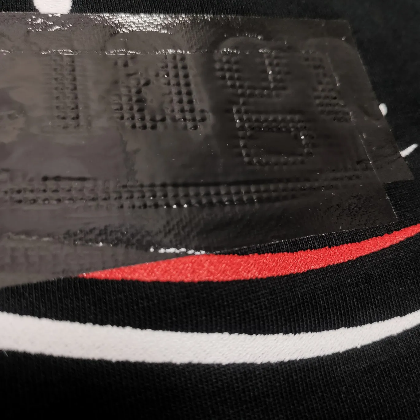 [New arrival] The top tested version of Balenciaga BALENCIAGA Cola Malone black embroidery for male and female couples star new autumn and winter pure cotton hoodie sweatshirt original 4.2K version, dust-free white and black fabrics, three-dimensional embroidery technology, bright TPU lettering film laminated technology. 480g combed cotton terry fabric. The classic Coke logo embroidery design was selected based on the original embroidery color. After many comparisons, it was finally decided to use imported mercerized light dyeing to best restore the color difference effect consistent with the original version. The front and rear panels are embroidered with the classic Coke logo. The embroidery design on the front panel is relatively delicate. After many adjustments, it is difficult to restore the effect. Bright black TPU lettering film positioning adhesive polyurethane thermoplastic elastomer, also known as thermoplastic polyurethane rubber or TPU for short. TPU is an emerging plastic variety with good processability, weather resistance, and environmental protection. The laser film cutting machine can design the pattern according to the computer software, and then use the heat press tool to position and transfer the print. After transfer, a uniform square dark pattern is produced, and the film material and the body of the garment create a texture contrast. Based on the embroidery, the positioning and gluing process is used to cover the original embroidery pattern to create a three-dimensional visual effect. Oversize loose version Oversize loose silhouette design, basic round neckline, dropped shoulder line, vertical pit woven code from top to bottom, collar, cuffs, and hem all have ruffles for windproof effect, sleeve length is longer than conventional sweaters to highlight the details. The thickness of the ready-made garment is the same as the original version, and it is additionally shaped to make the upper body wider and not easily deformed. Customized brand's latest color folded main logo, complete set of new accessories Color: Black Size: XS-L P:470